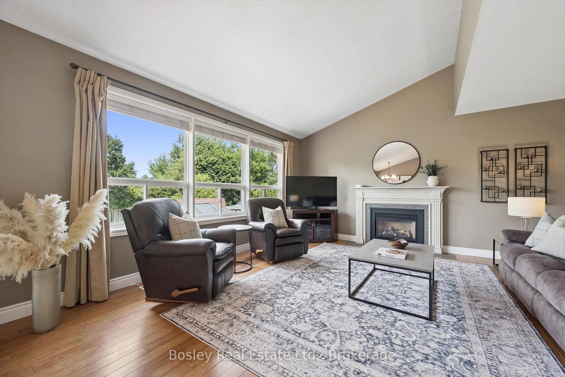 Photo 8 of 37 Munroe Crescent, Guelph, Clairfields/Hanlon Business Park — HOMEH