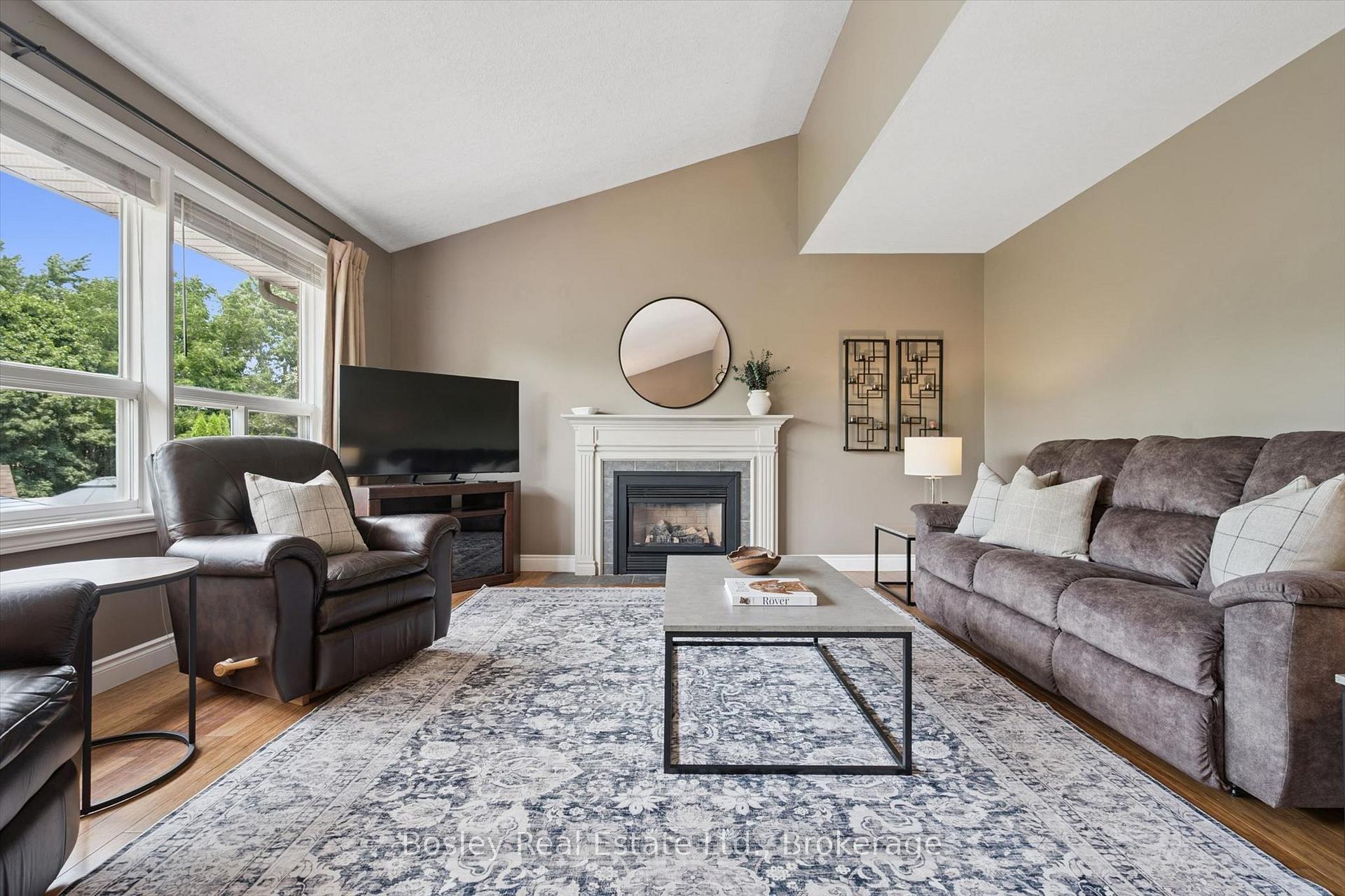 Photo 9 of 37 Munroe Crescent, Guelph, Clairfields/Hanlon Business Park — HOMEH