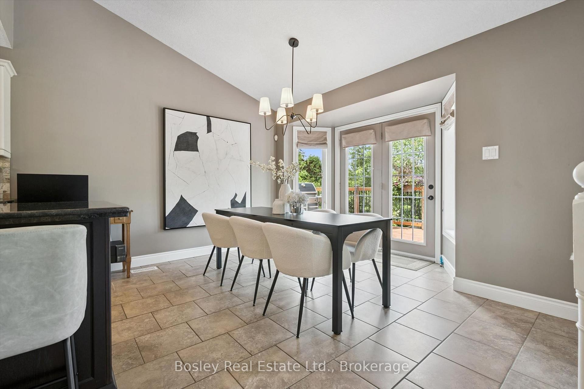 Photo 10 of 37 Munroe Crescent, Guelph, Clairfields/Hanlon Business Park — HOMEH