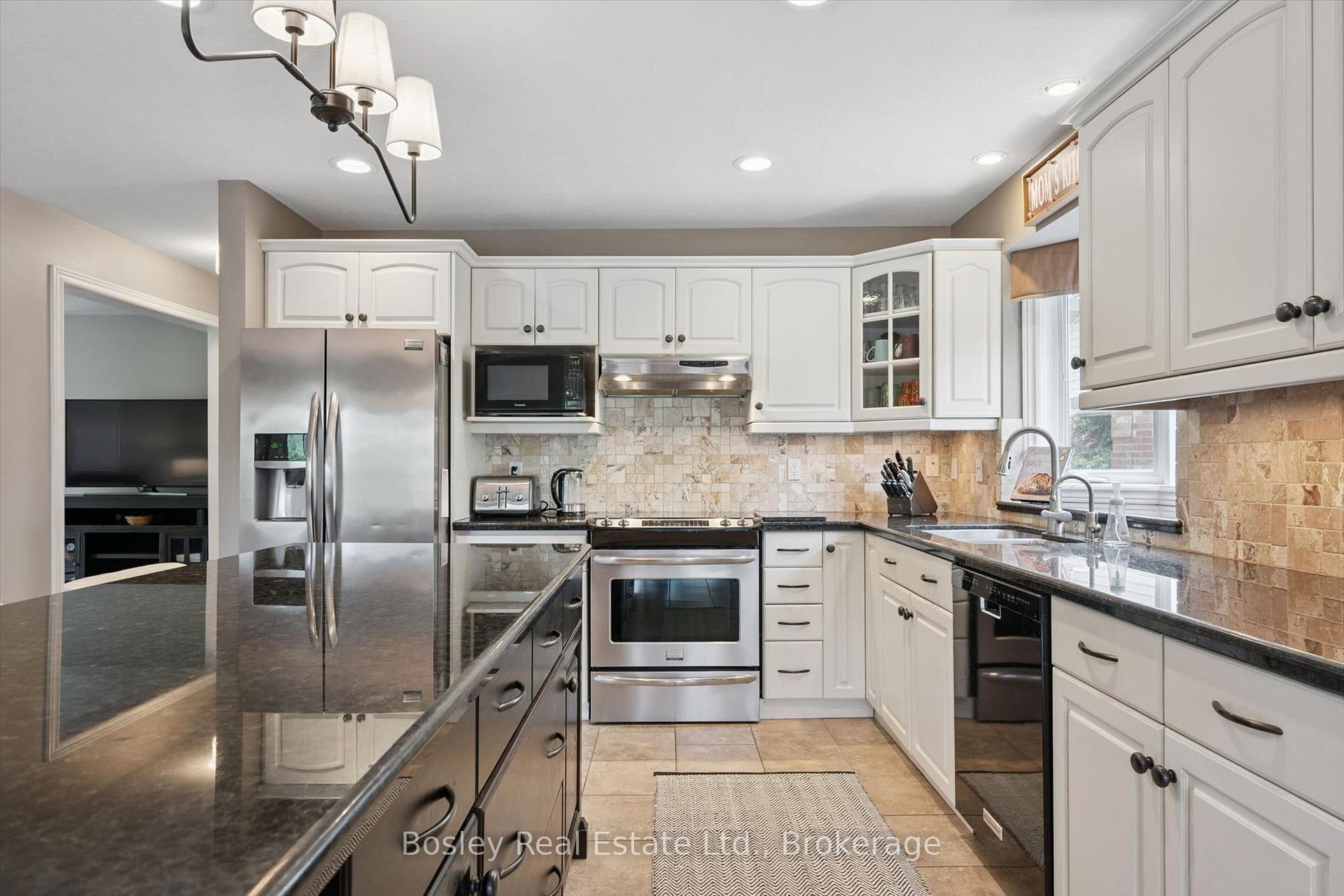 Photo 13 of 37 Munroe Crescent, Guelph, Clairfields/Hanlon Business Park — HOMEH
