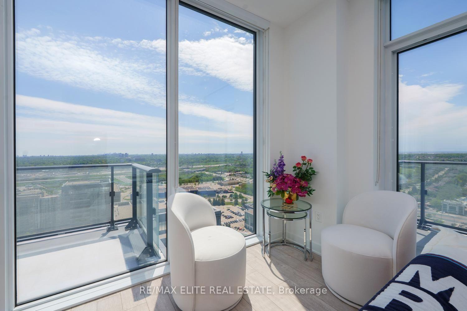 Photo 5 of Unit PH 10, 105 Oneida Crescent, Richmond Hill, Langstaff — HOMEH