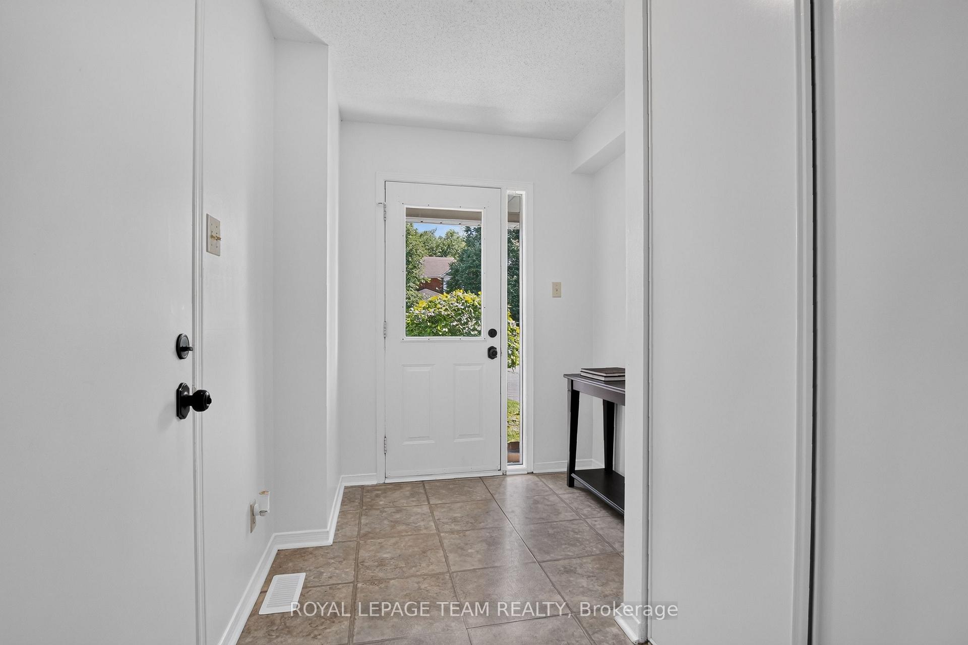 Photo 5 of 65 Woodpark Way, Ottawa, Barrhaven - Longfields — HOMEH