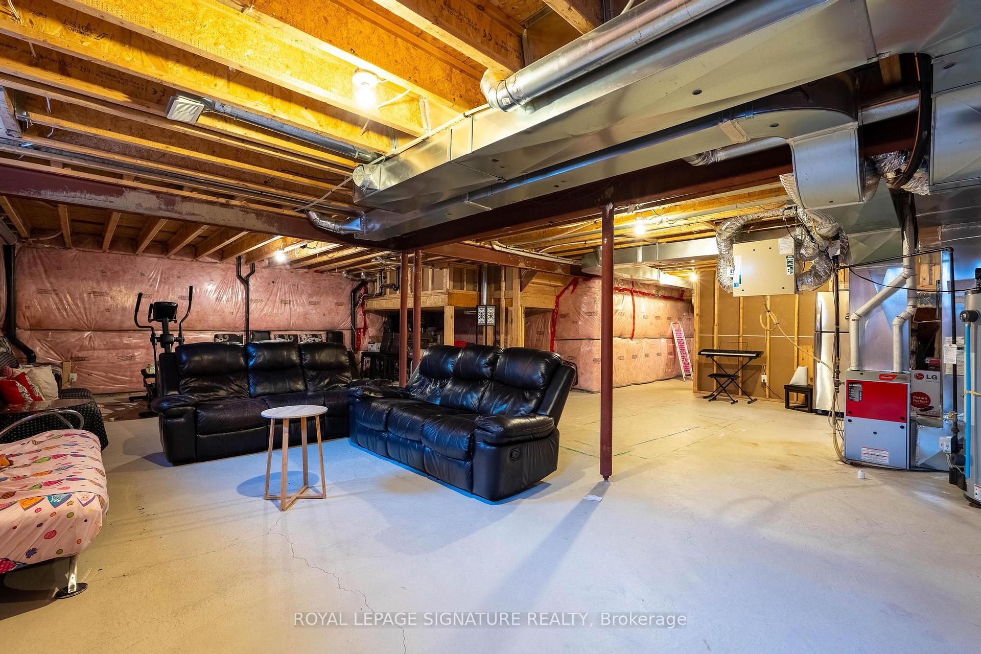 Photo 33 of 14 Paisley Way, Orangeville — HOMEH