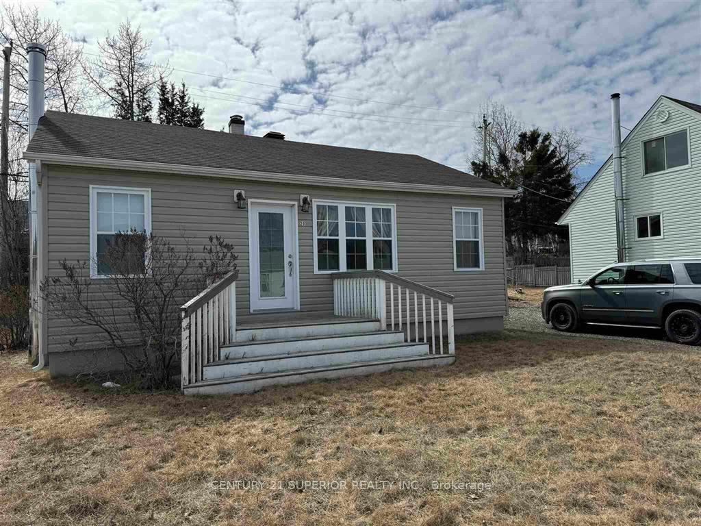 Photo 3 of 20 Neebig Avenue, Manitouwadge — HOMEH