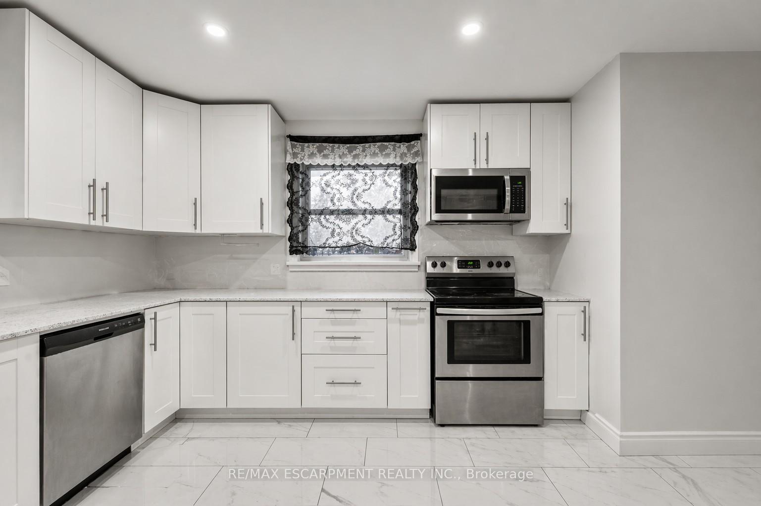 Photo 3 of 557 Lake Street, St. Catharines, Lakeport — HOMEH