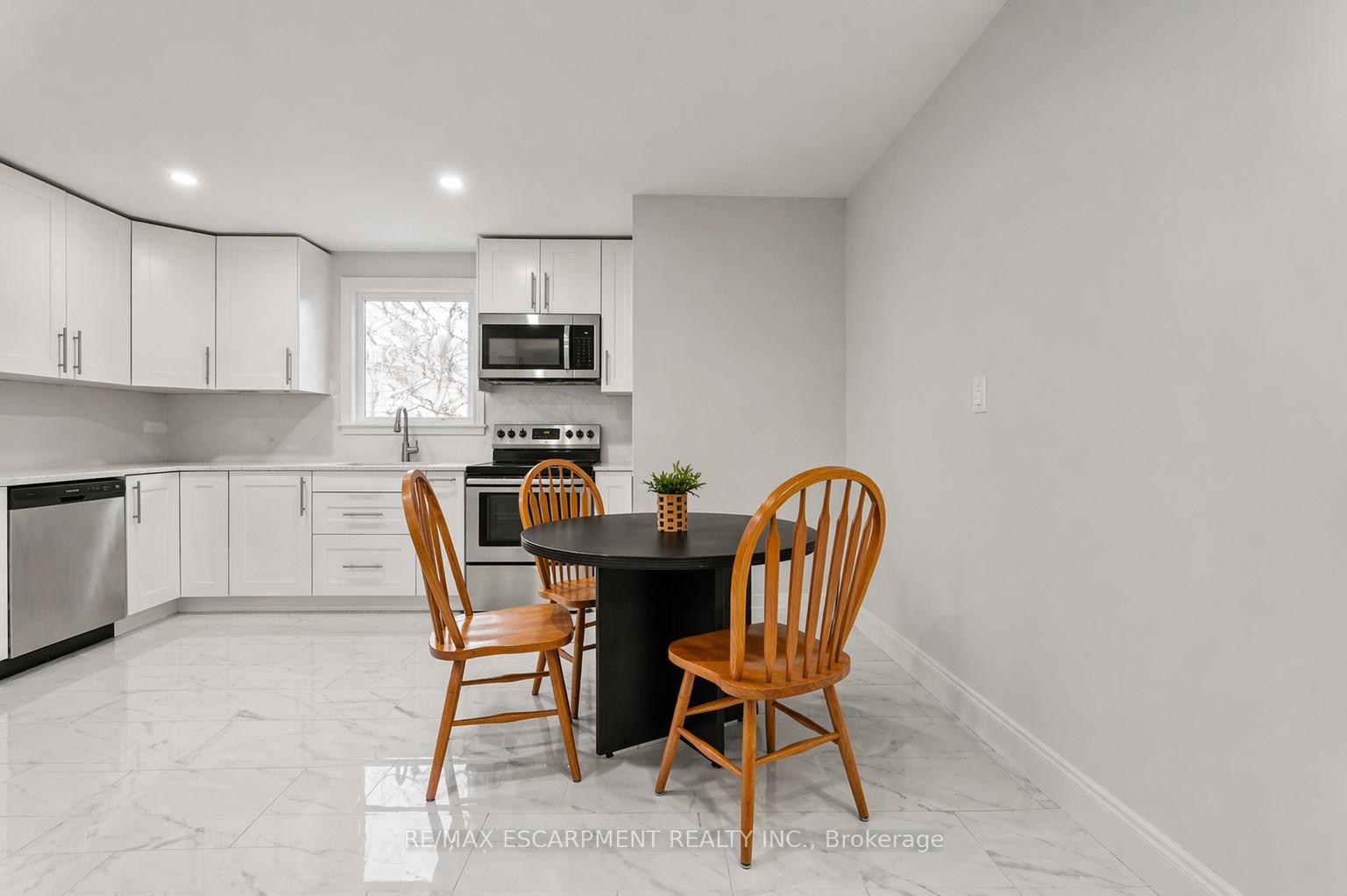 Photo 4 of 557 Lake Street, St. Catharines, Lakeport — HOMEH