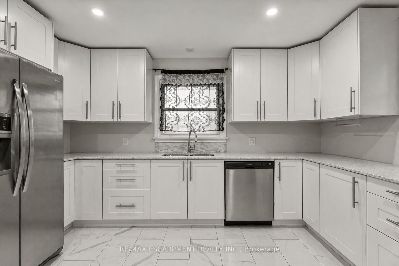 Photo 5 of 557 Lake Street, St. Catharines, Lakeport — HOMEH