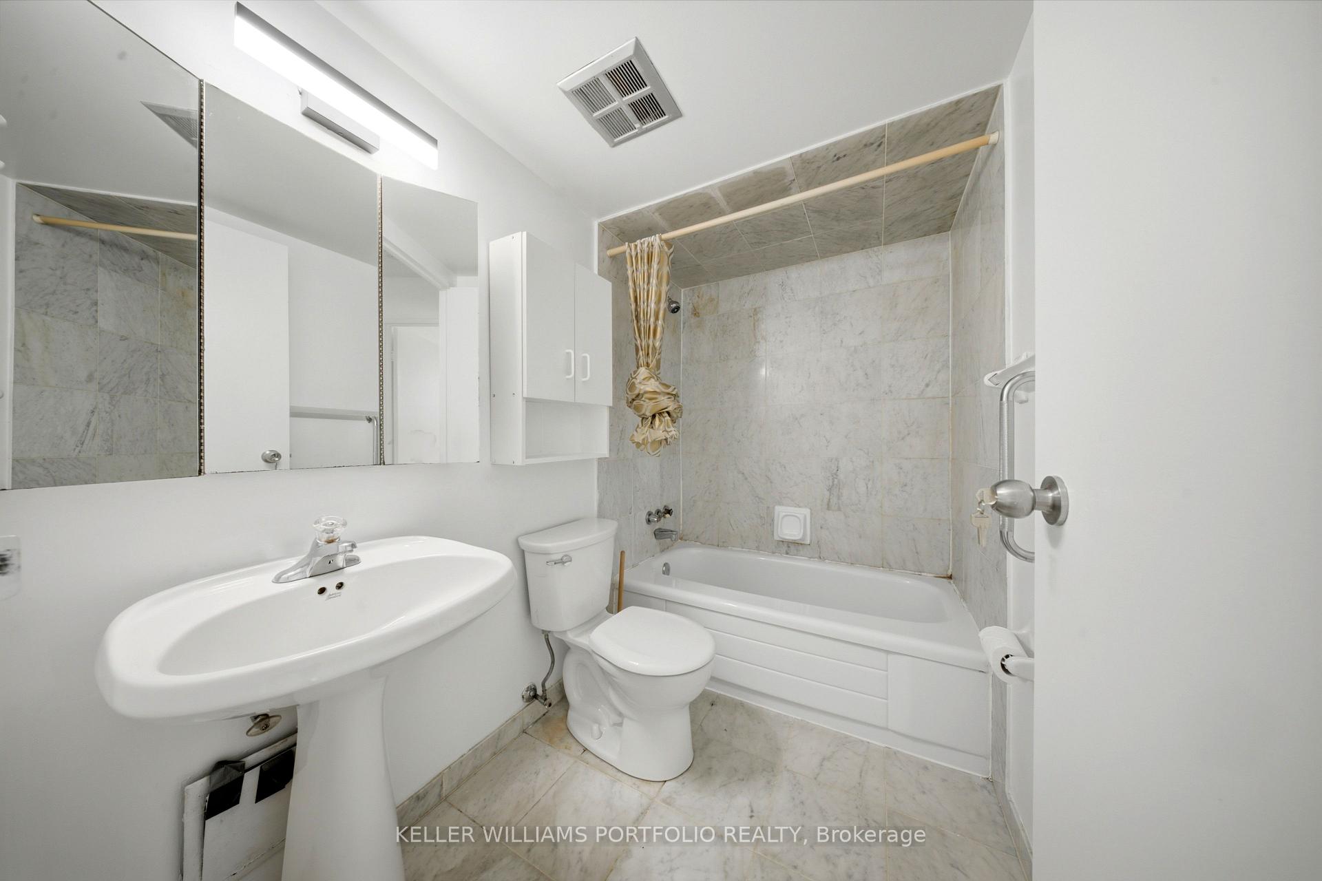 Photo 11 of Unit 1608, 250 Queens Quay W, Toronto, Waterfront Communities — HOMEH