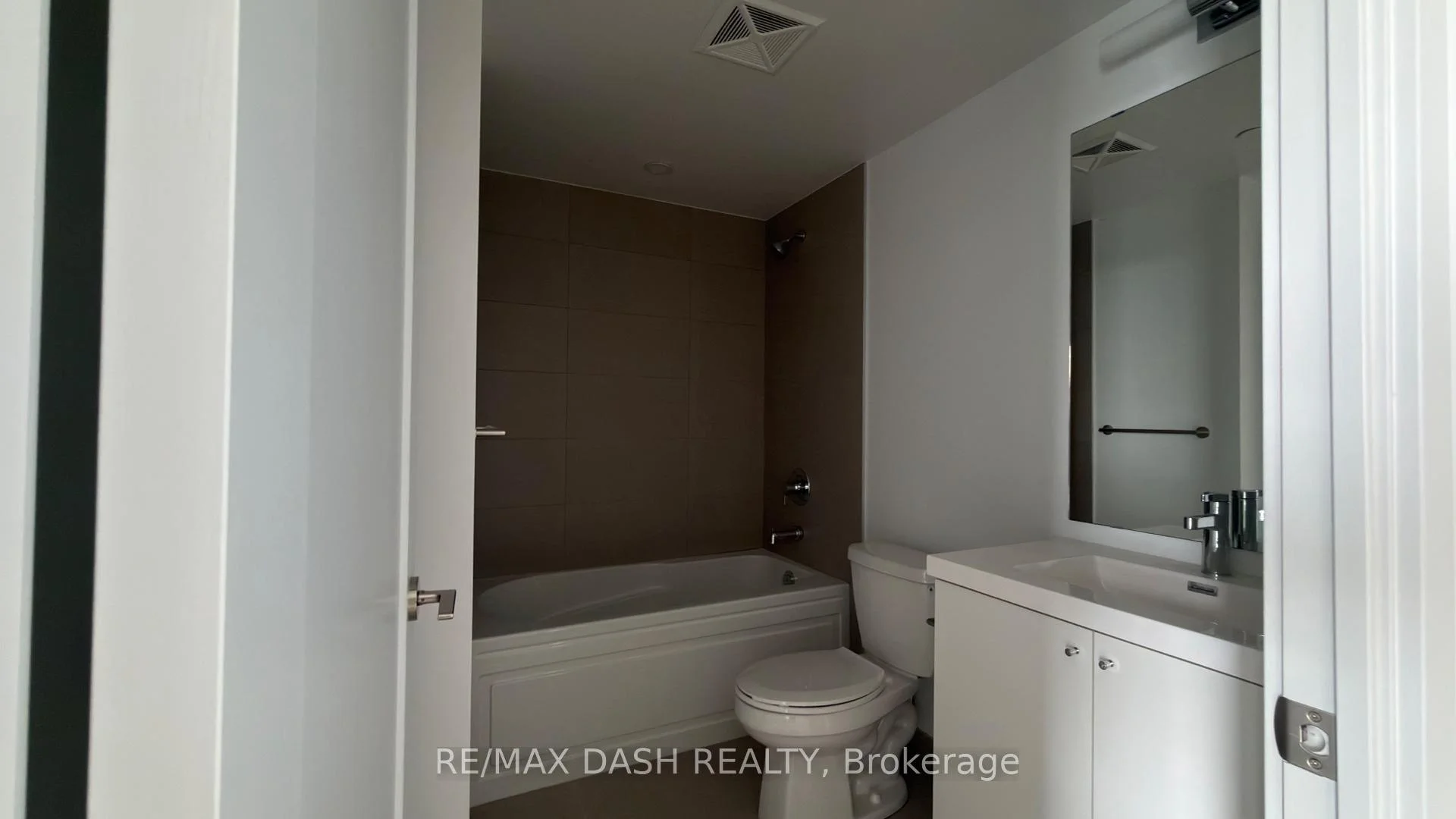 Photo 8 of Unit 1642, 2545 Simcoe Street N, Oshawa, Windfields — HOMEH