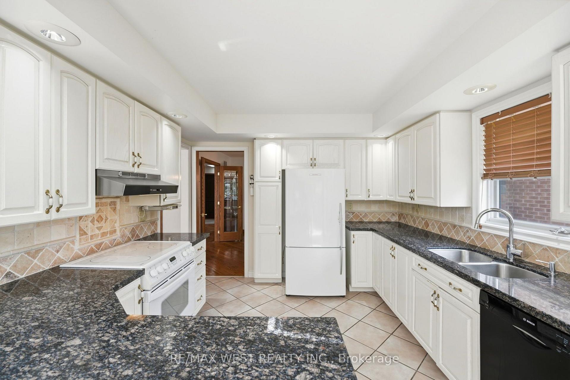 Photo 5 of 88 Riverdale Drive, Etobicoke, Thistletown-Beaumonde Heights — HOMEH