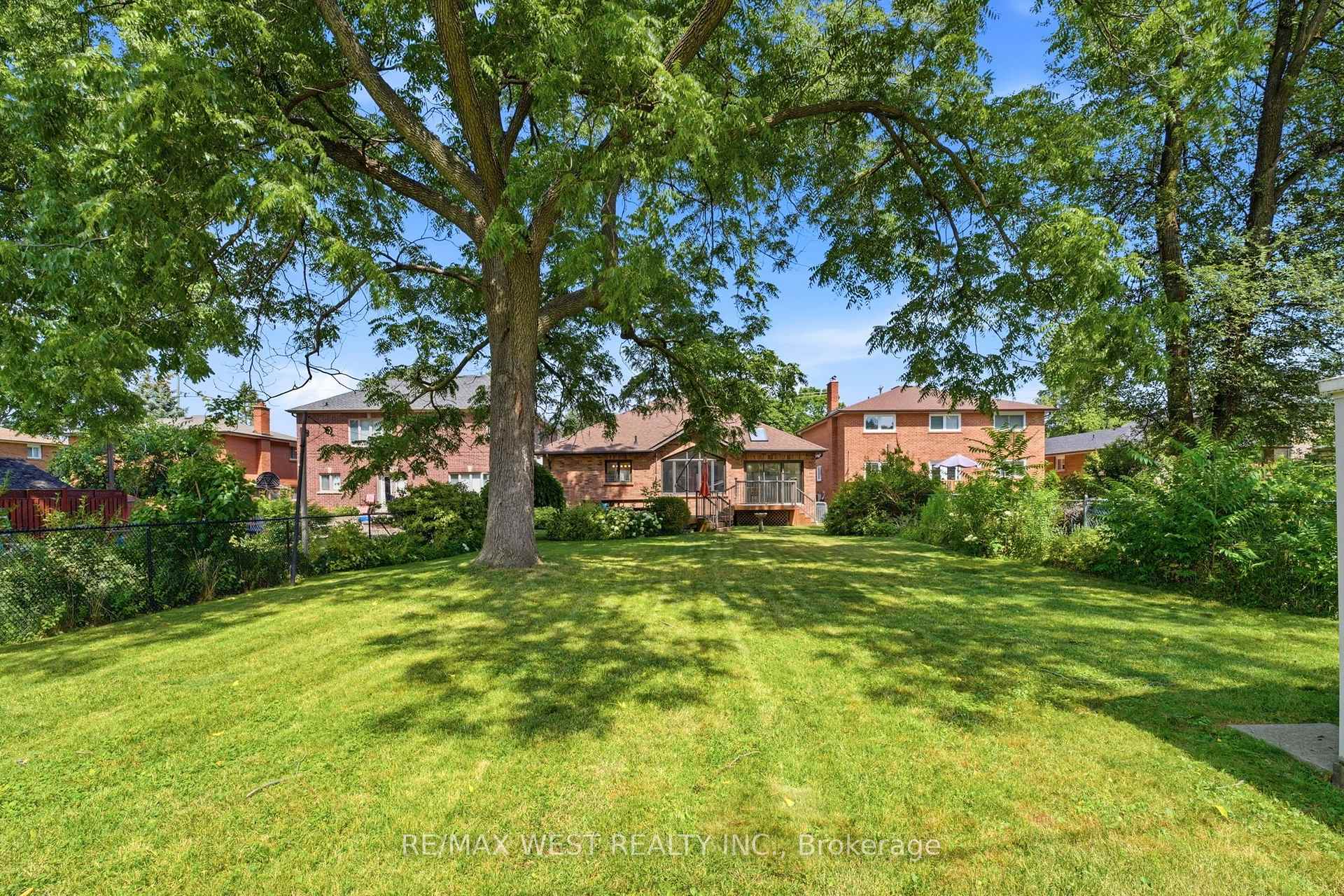 Photo 13 of 88 Riverdale Drive, Etobicoke, Thistletown-Beaumonde Heights — HOMEH