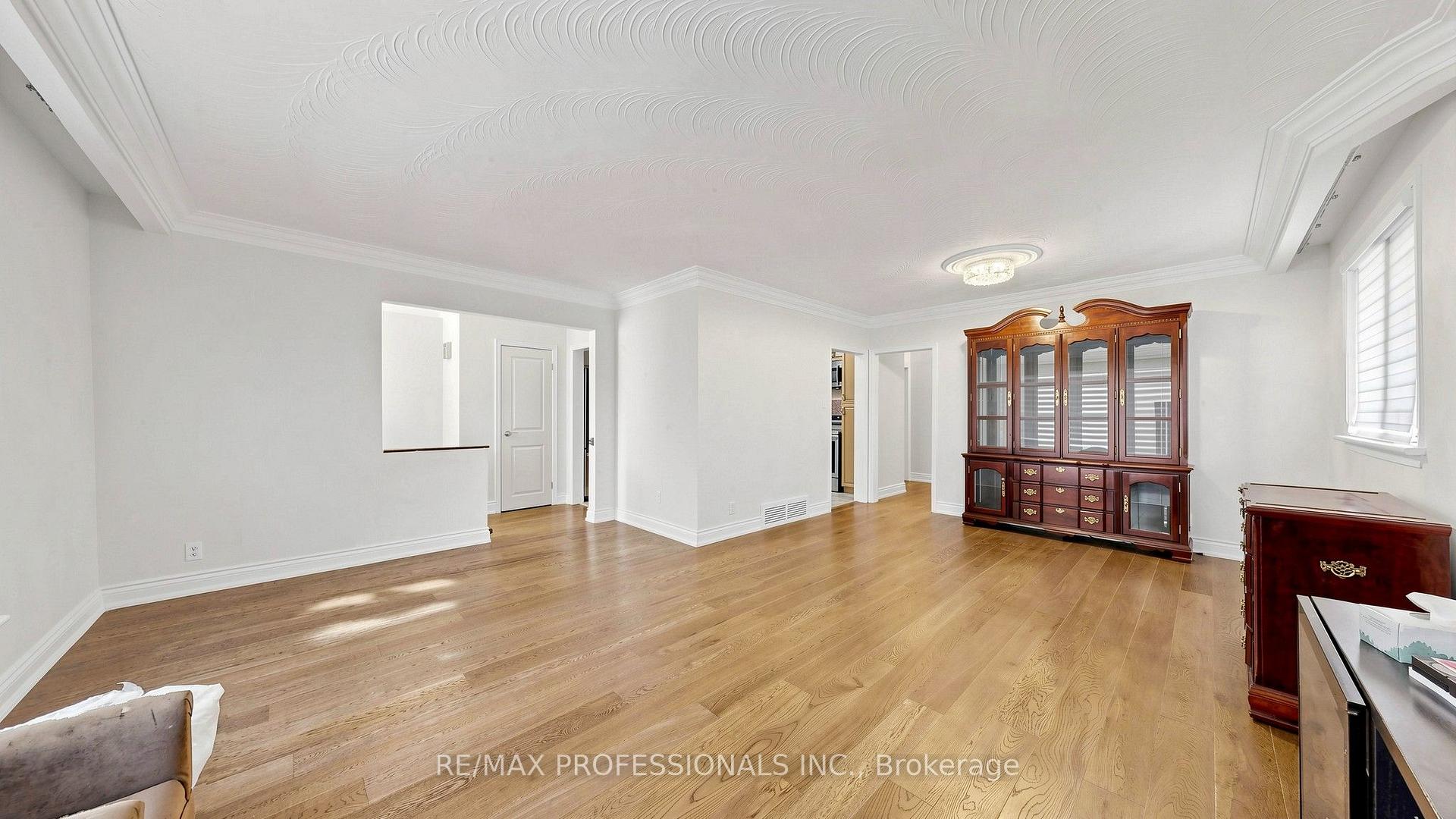 Photo 7 of 32 Sellmar Road, Etobicoke, Willowridge-Martingrove-Richview — HOMEH
