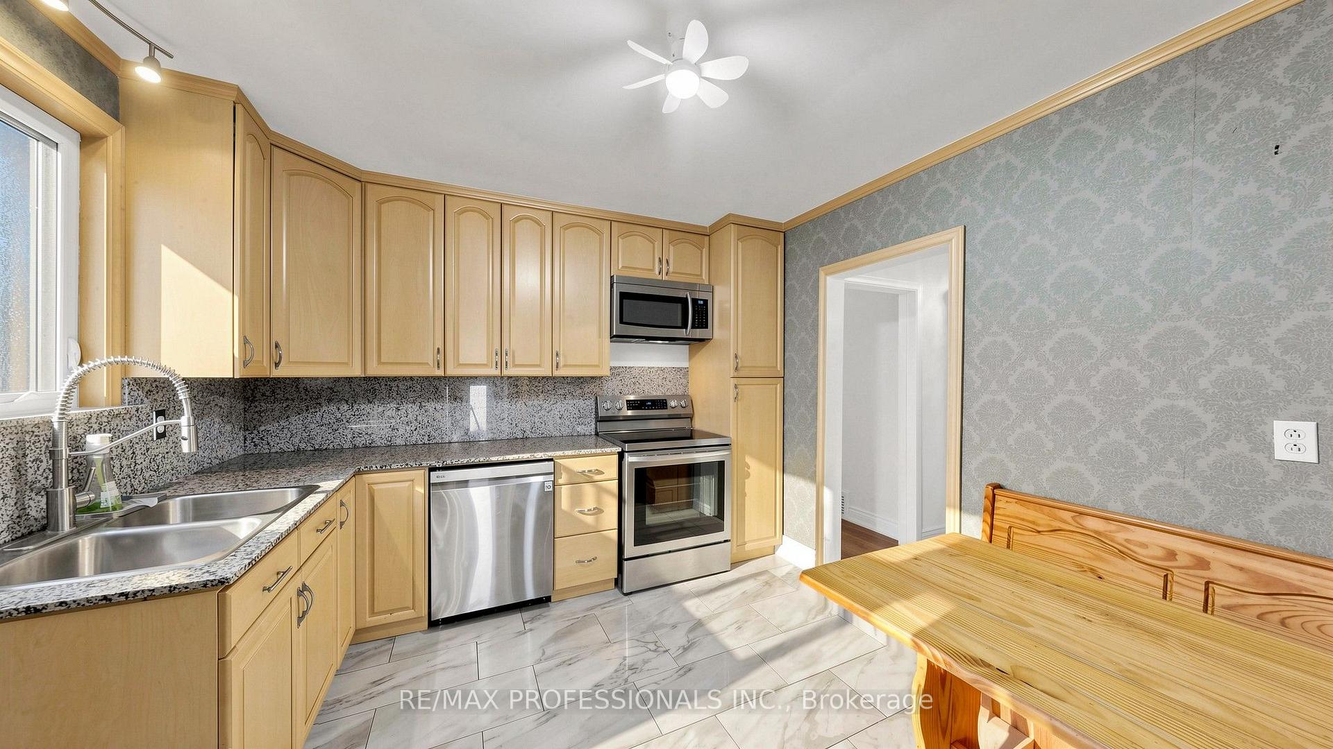 Photo 10 of 32 Sellmar Road, Etobicoke, Willowridge-Martingrove-Richview — HOMEH
