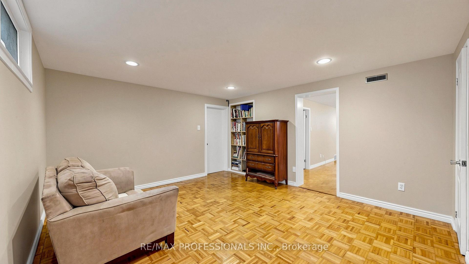 Photo 28 of 32 Sellmar Road, Etobicoke, Willowridge-Martingrove-Richview — HOMEH