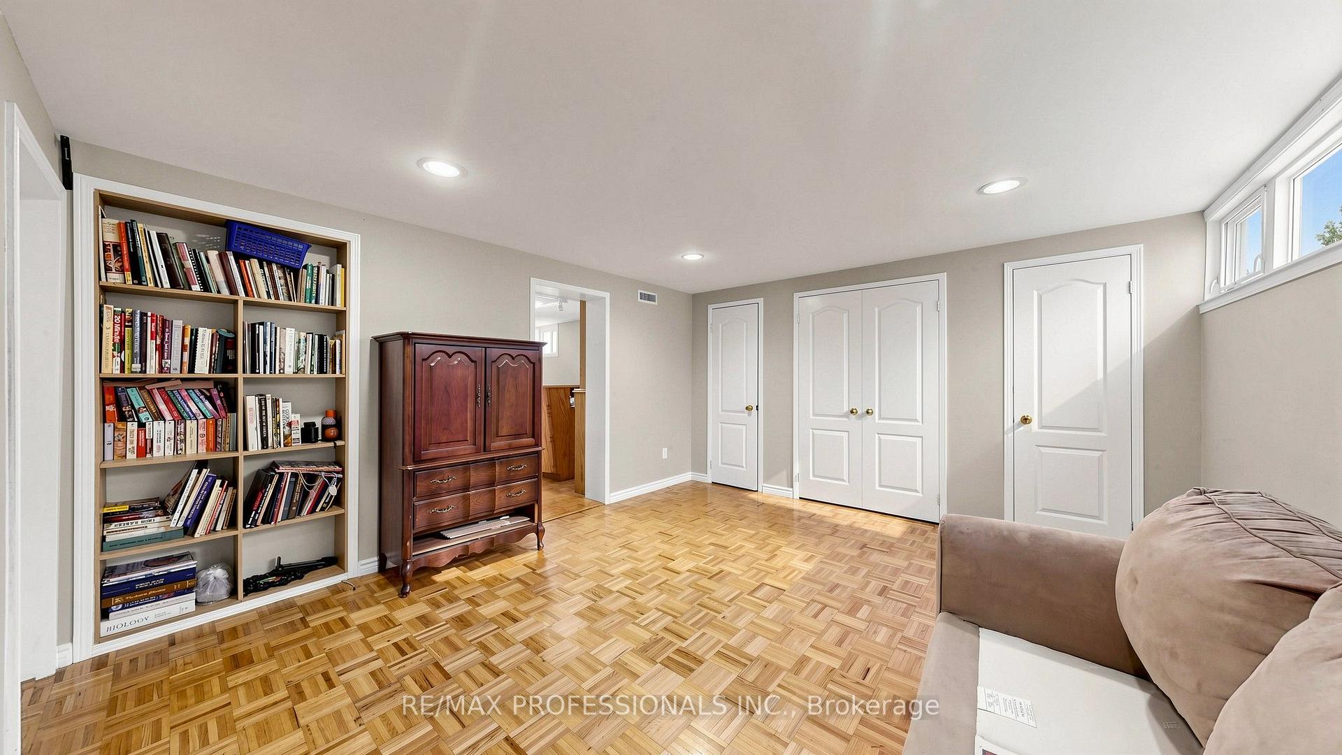 Photo 29 of 32 Sellmar Road, Etobicoke, Willowridge-Martingrove-Richview — HOMEH