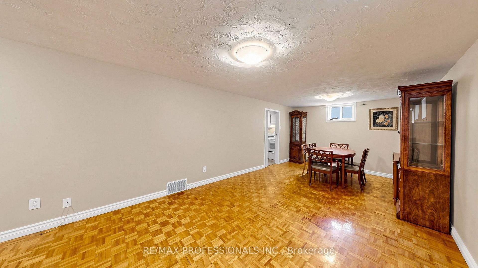Photo 30 of 32 Sellmar Road, Etobicoke, Willowridge-Martingrove-Richview — HOMEH