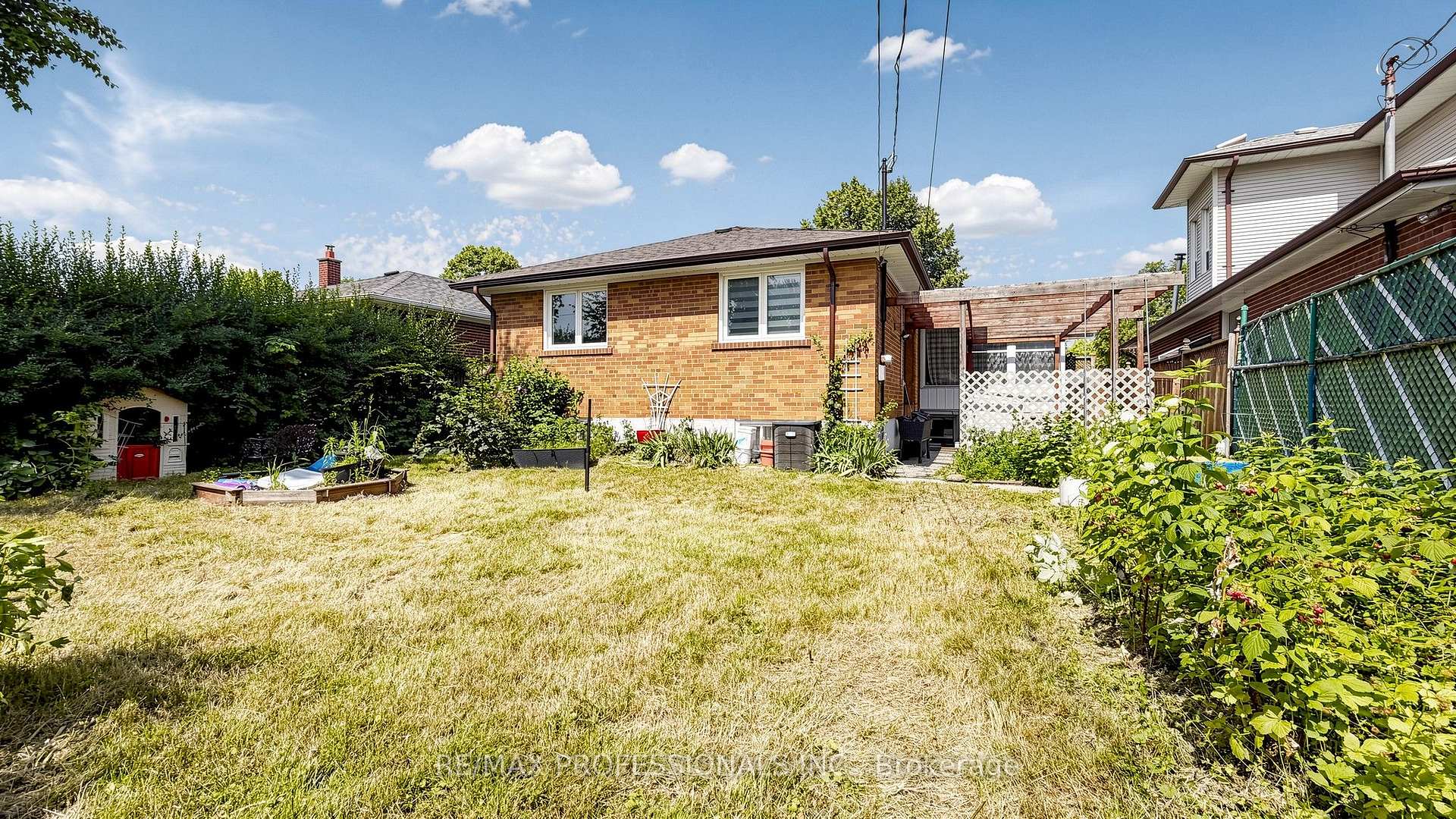 Photo 37 of 32 Sellmar Road, Etobicoke, Willowridge-Martingrove-Richview — HOMEH