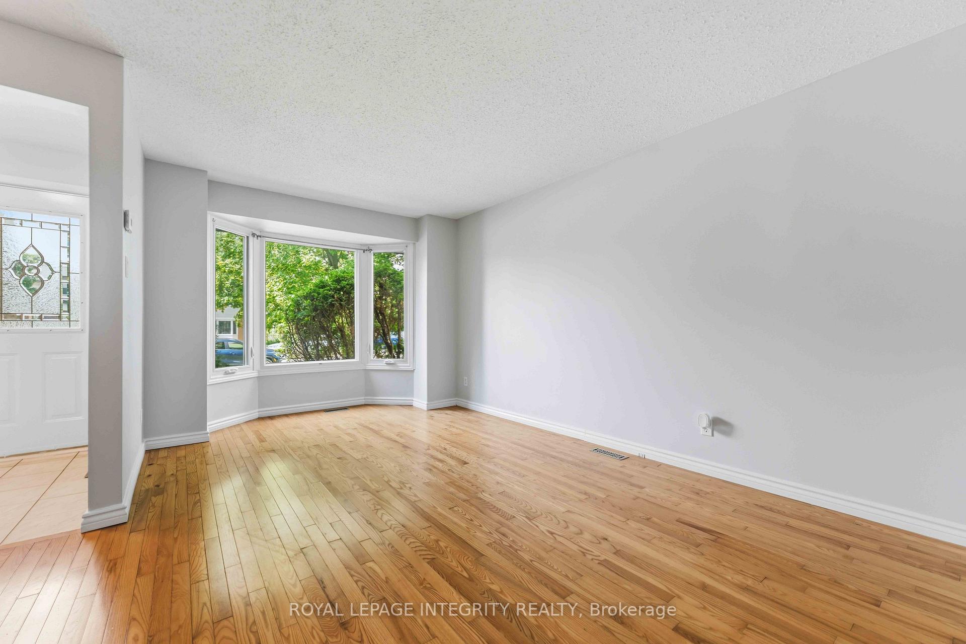 Photo 3 of 1455 Bradshaw Crescent, Ottawa, Pineview — HOMEH