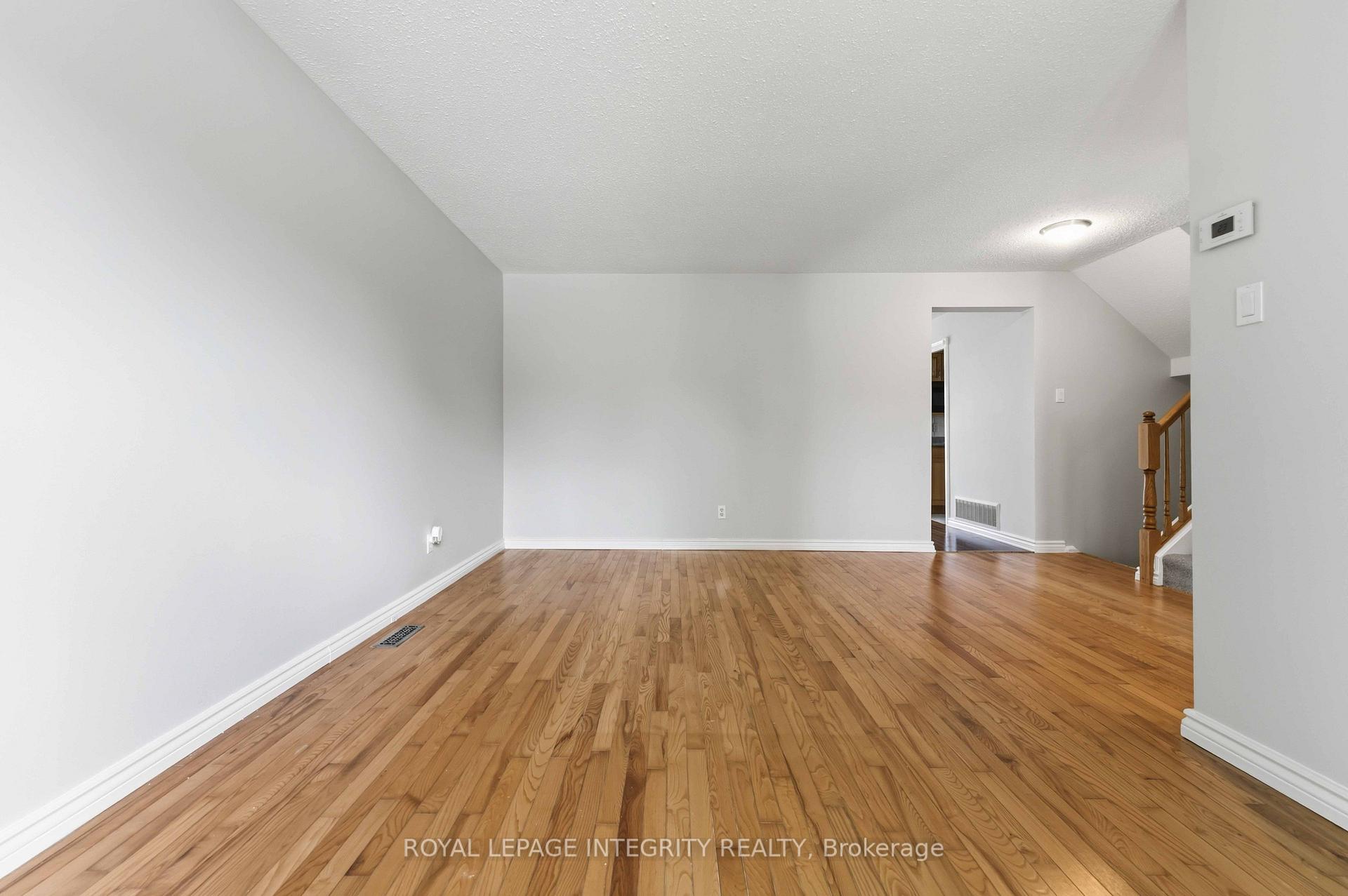 Photo 4 of 1455 Bradshaw Crescent, Ottawa, Pineview — HOMEH