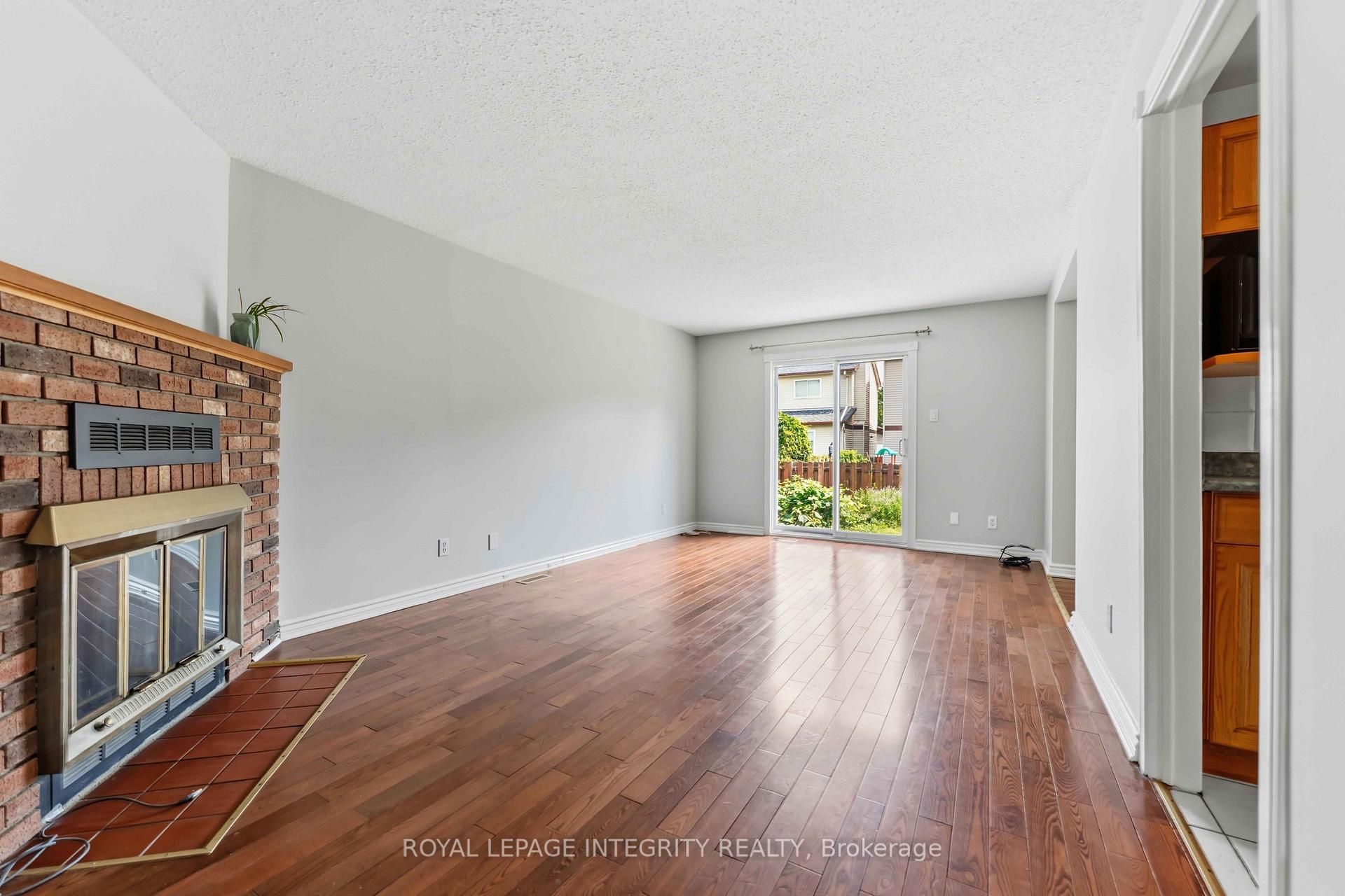 Photo 5 of 1455 Bradshaw Crescent, Ottawa, Pineview — HOMEH