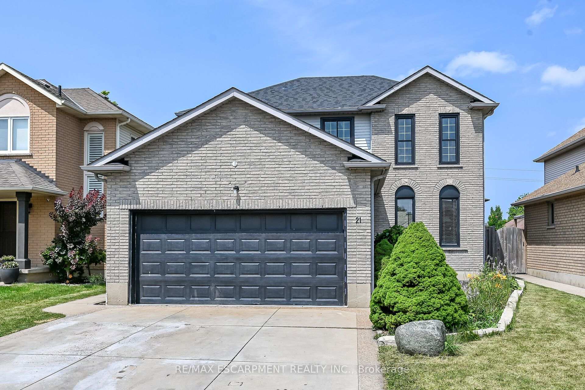 Photo 2 of 21 Springgarden Crescent, Hamilton, Stoney Creek Mountain — HOMEH