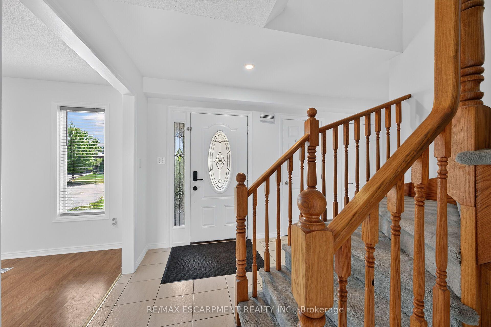Photo 4 of 21 Springgarden Crescent, Hamilton, Stoney Creek Mountain — HOMEH
