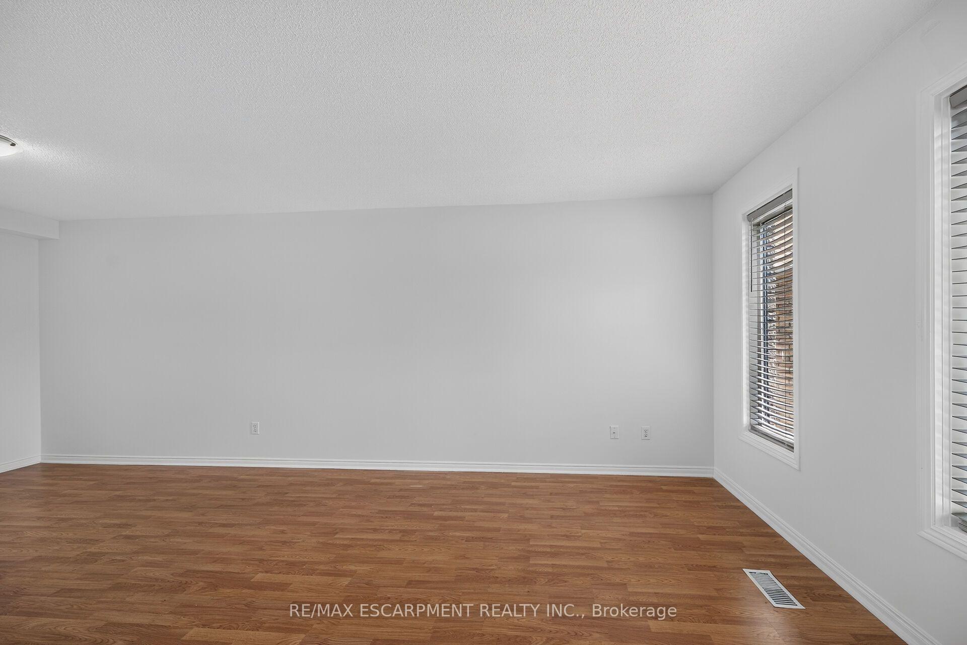 Photo 5 of 21 Springgarden Crescent, Hamilton, Stoney Creek Mountain — HOMEH