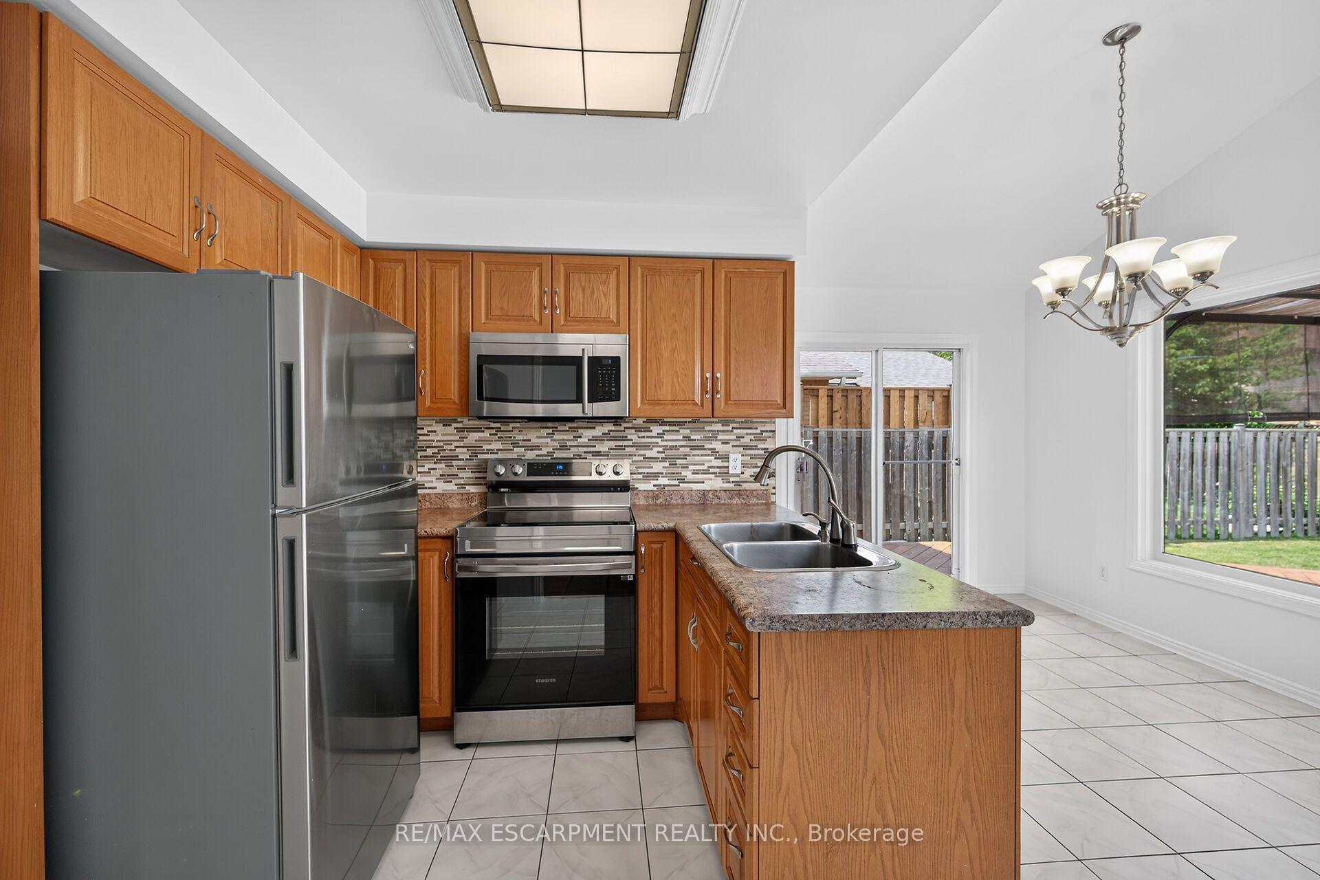Photo 8 of 21 Springgarden Crescent, Hamilton, Stoney Creek Mountain — HOMEH