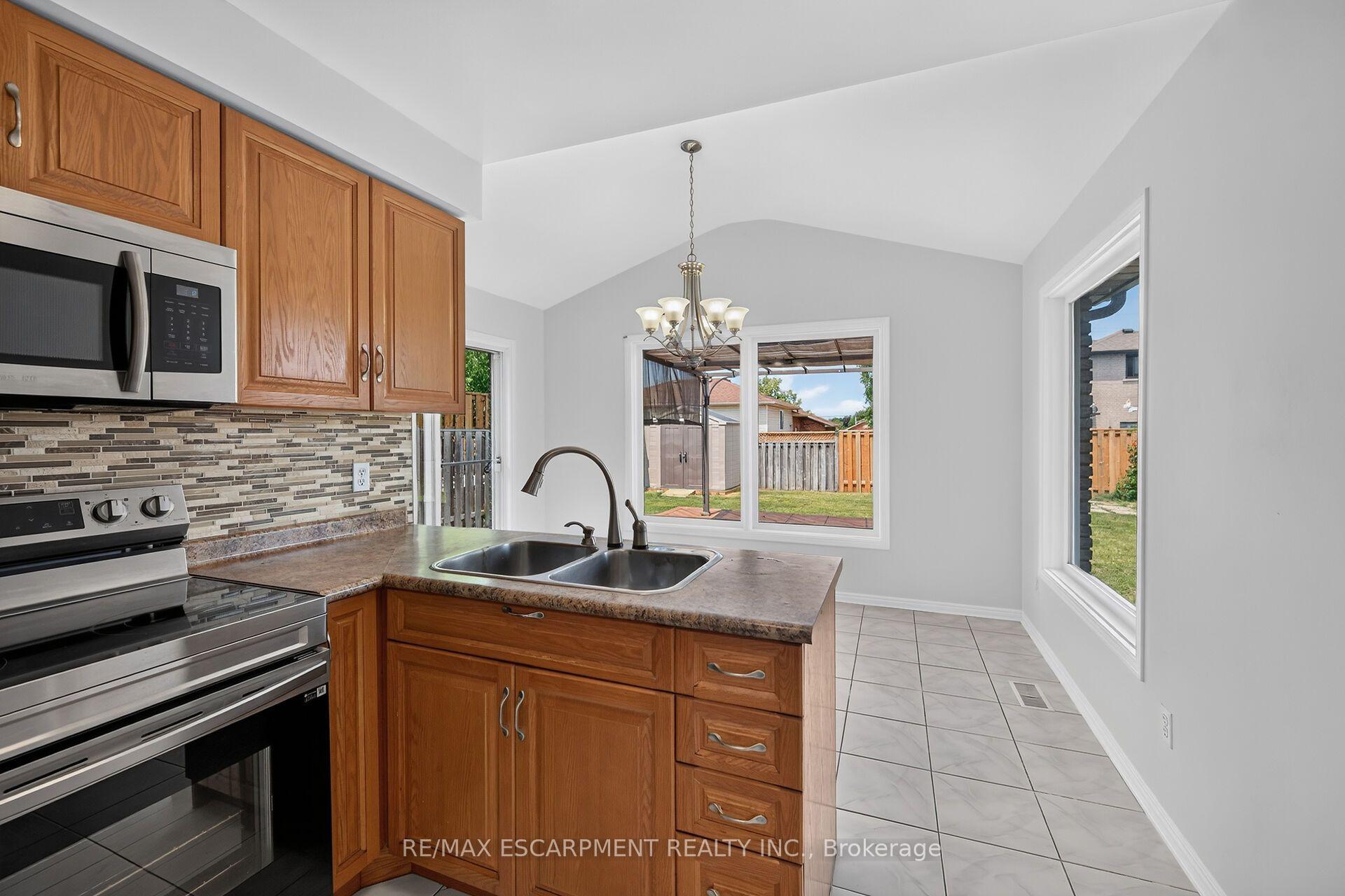 Photo 9 of 21 Springgarden Crescent, Hamilton, Stoney Creek Mountain — HOMEH
