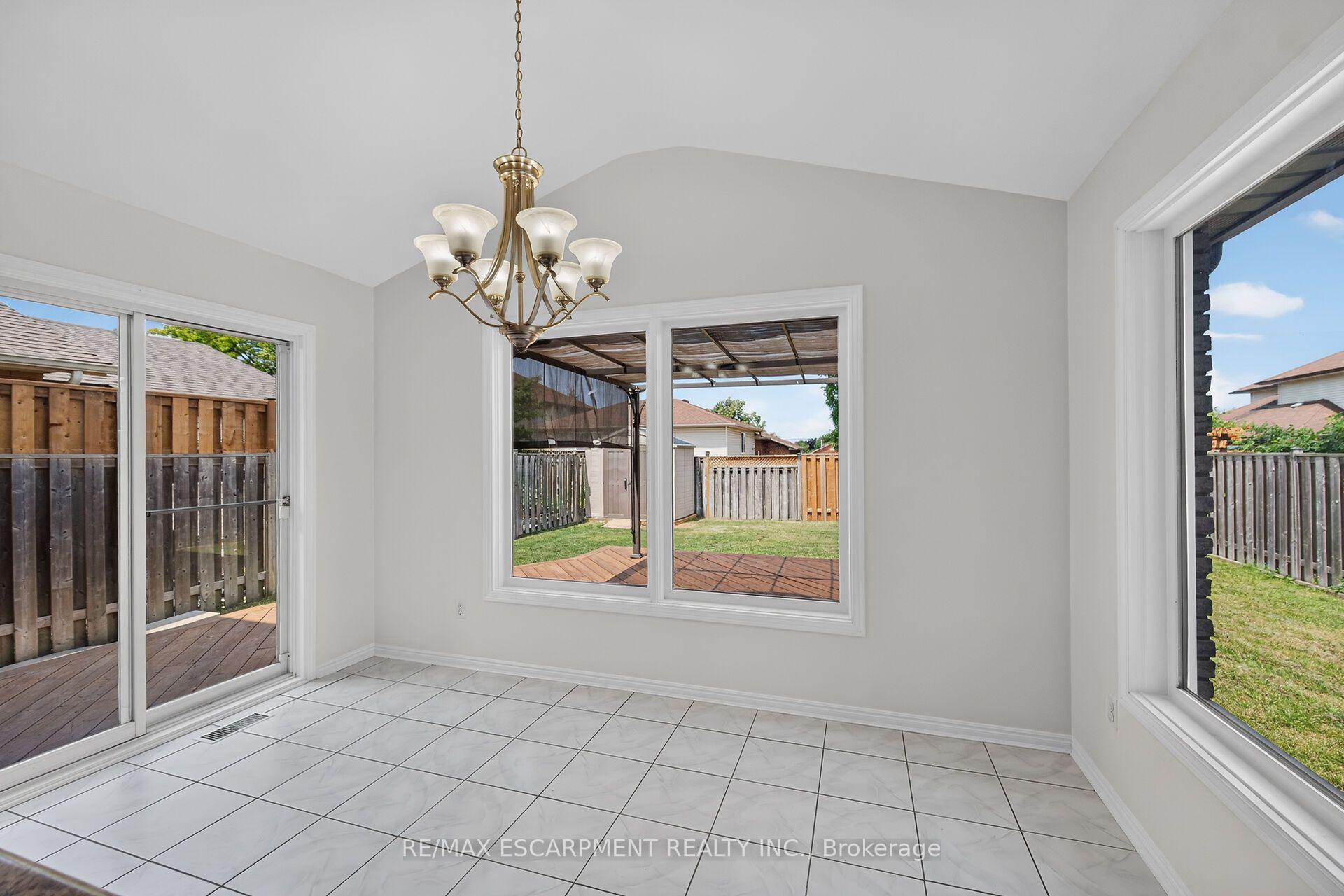 Photo 10 of 21 Springgarden Crescent, Hamilton, Stoney Creek Mountain — HOMEH
