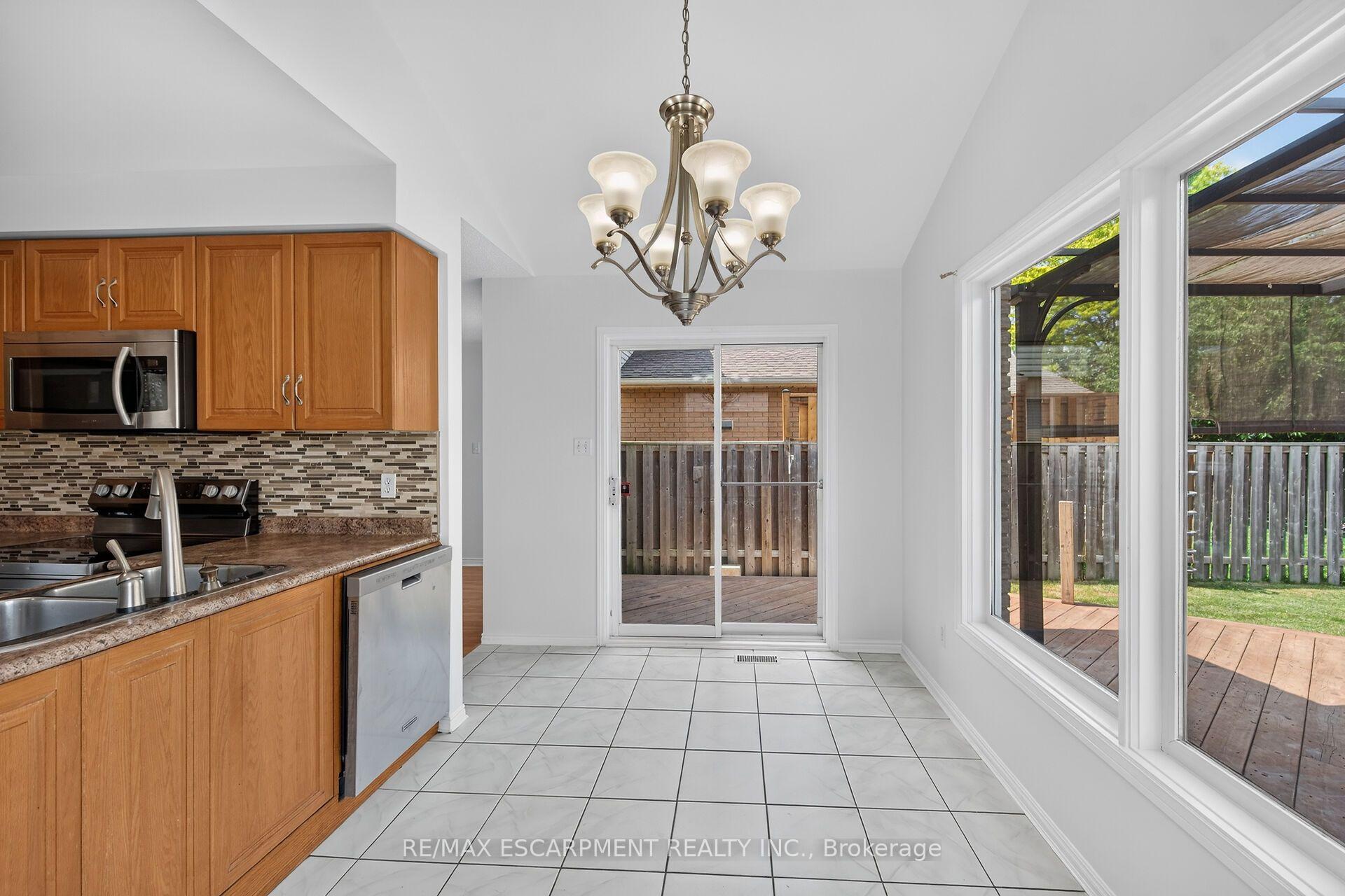 Photo 11 of 21 Springgarden Crescent, Hamilton, Stoney Creek Mountain — HOMEH