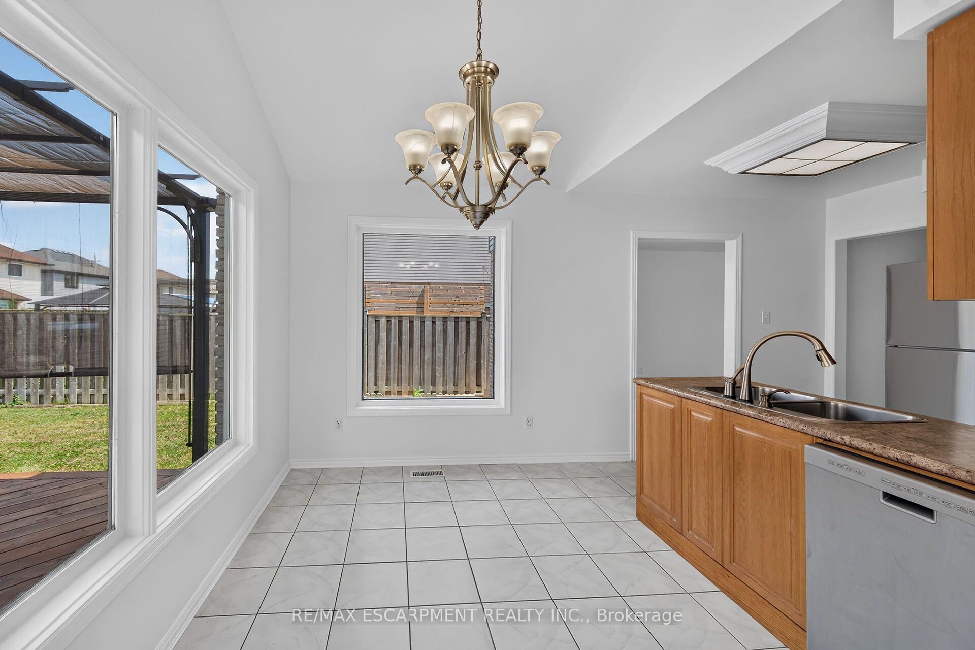 Photo 12 of 21 Springgarden Crescent, Hamilton, Stoney Creek Mountain — HOMEH