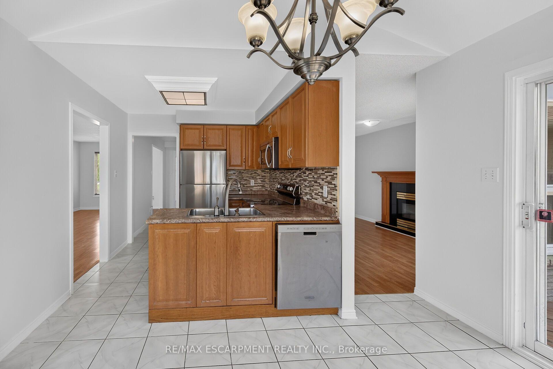Photo 13 of 21 Springgarden Crescent, Hamilton, Stoney Creek Mountain — HOMEH