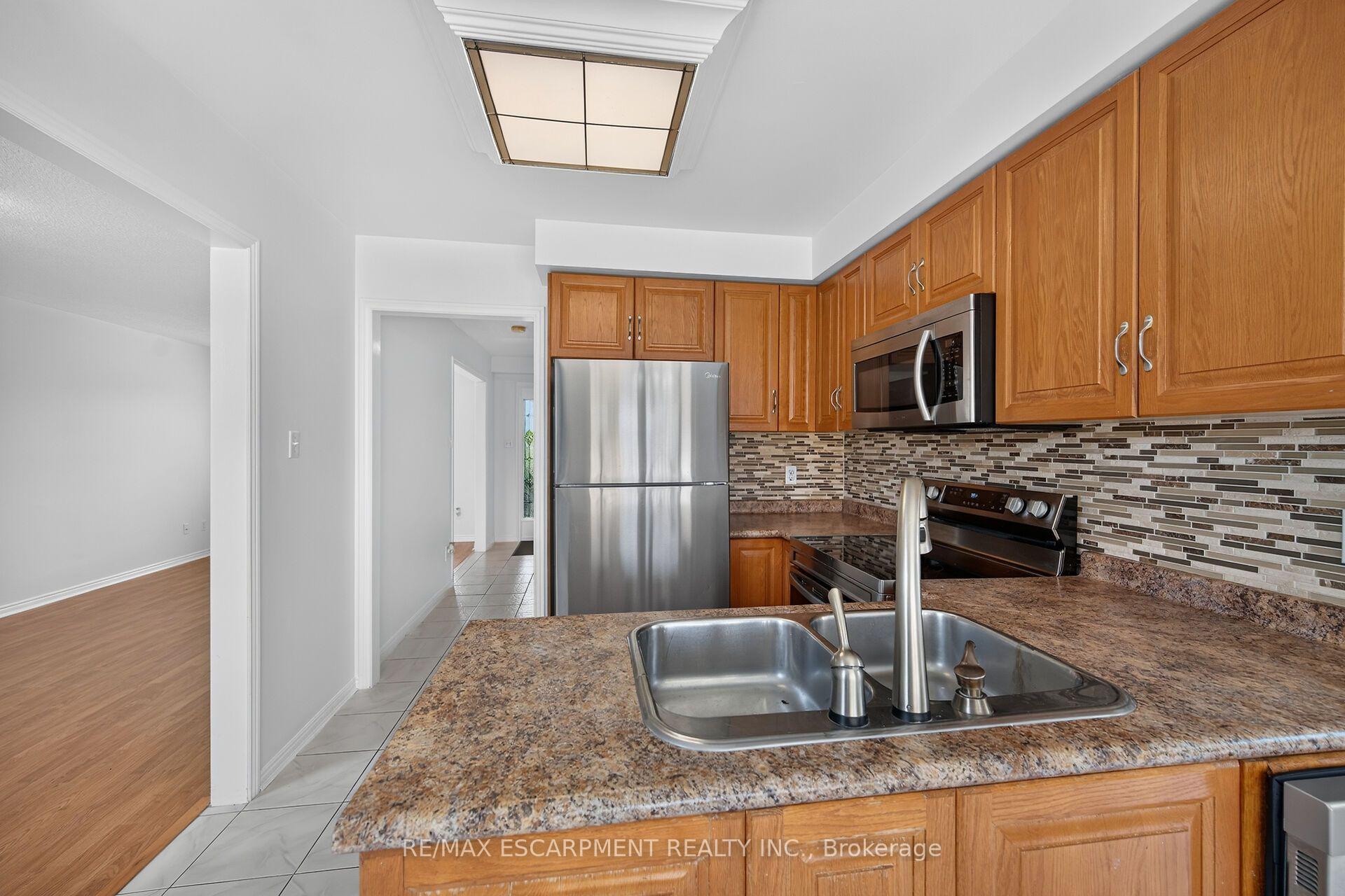 Photo 14 of 21 Springgarden Crescent, Hamilton, Stoney Creek Mountain — HOMEH