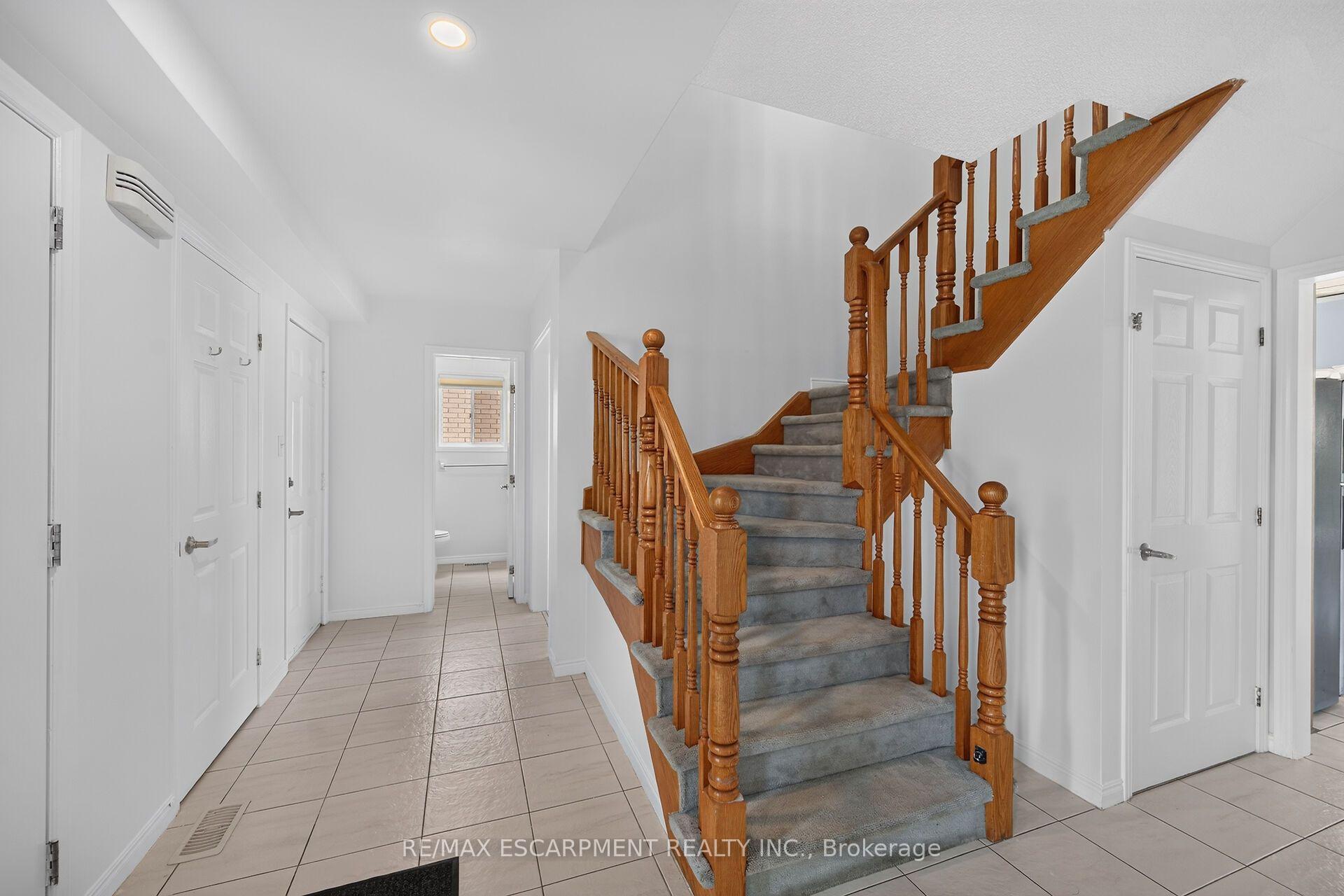 Photo 18 of 21 Springgarden Crescent, Hamilton, Stoney Creek Mountain — HOMEH