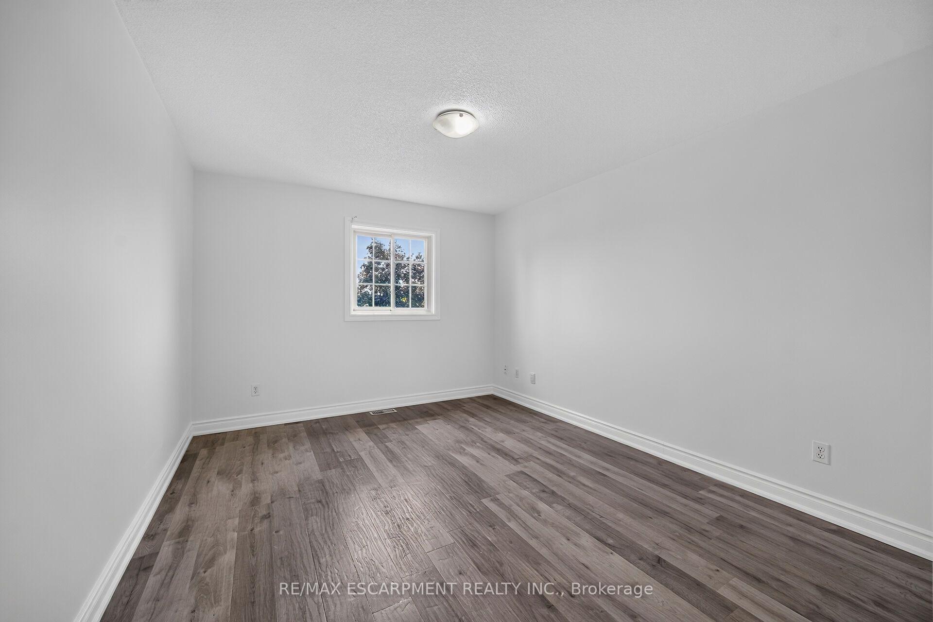 Photo 19 of 21 Springgarden Crescent, Hamilton, Stoney Creek Mountain — HOMEH