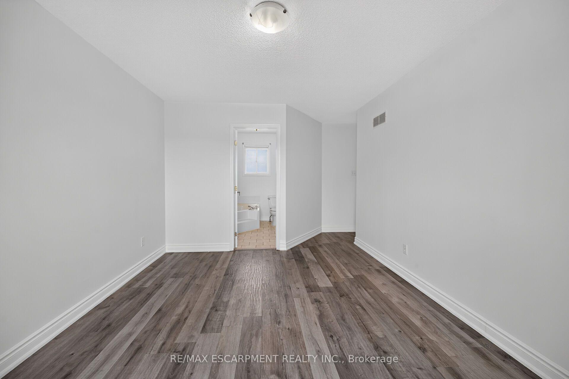 Photo 20 of 21 Springgarden Crescent, Hamilton, Stoney Creek Mountain — HOMEH