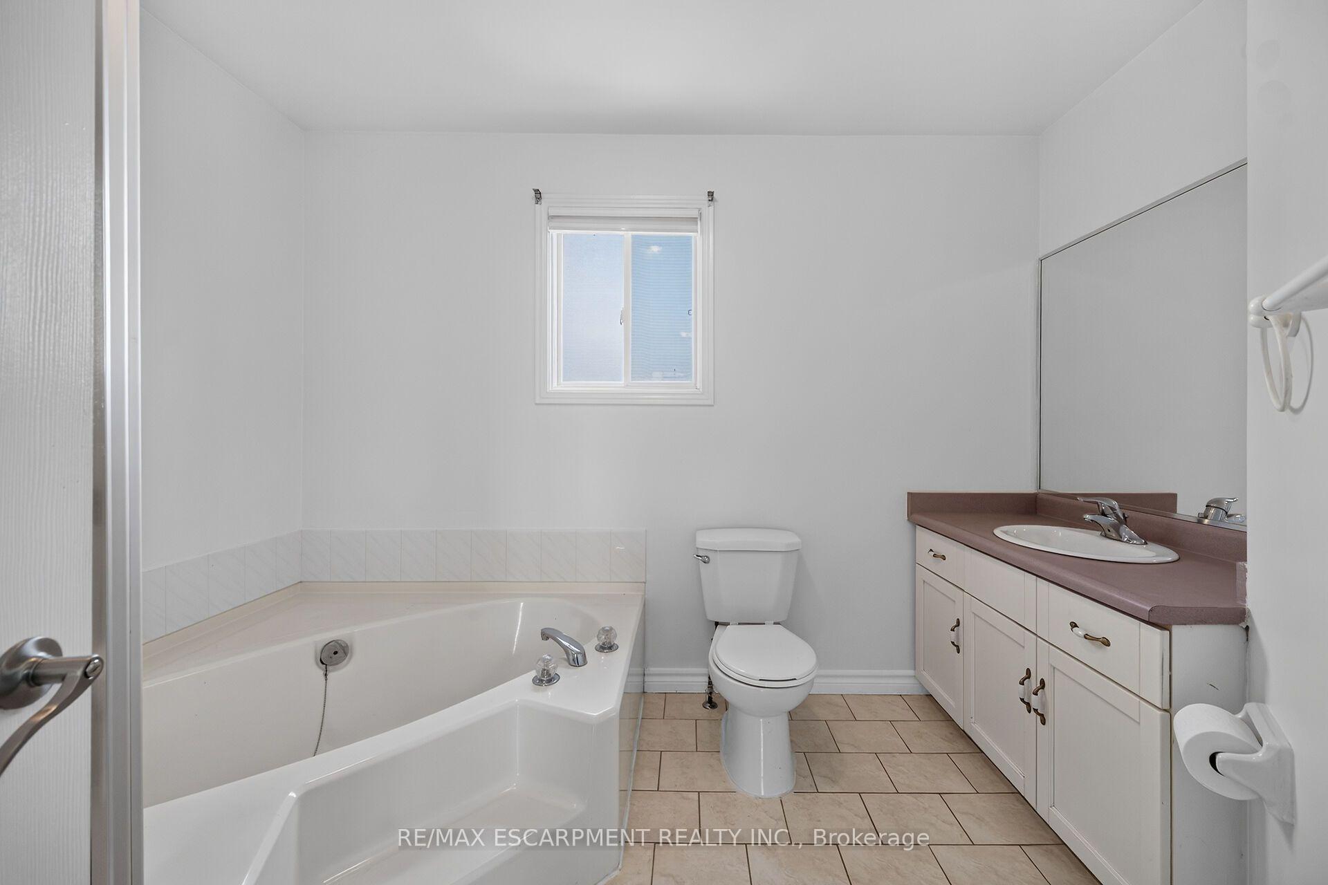 Photo 21 of 21 Springgarden Crescent, Hamilton, Stoney Creek Mountain — HOMEH