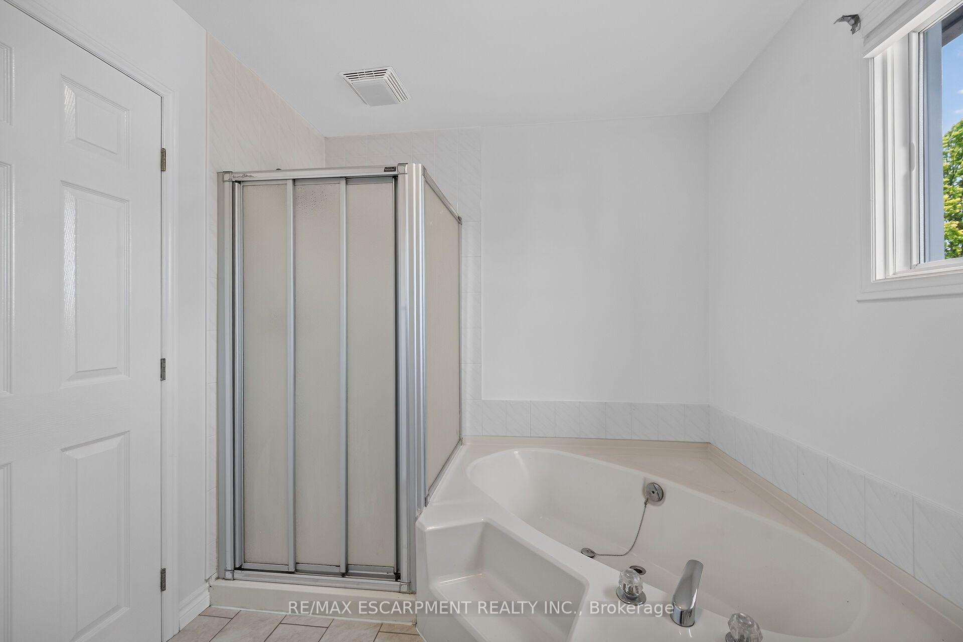 Photo 22 of 21 Springgarden Crescent, Hamilton, Stoney Creek Mountain — HOMEH