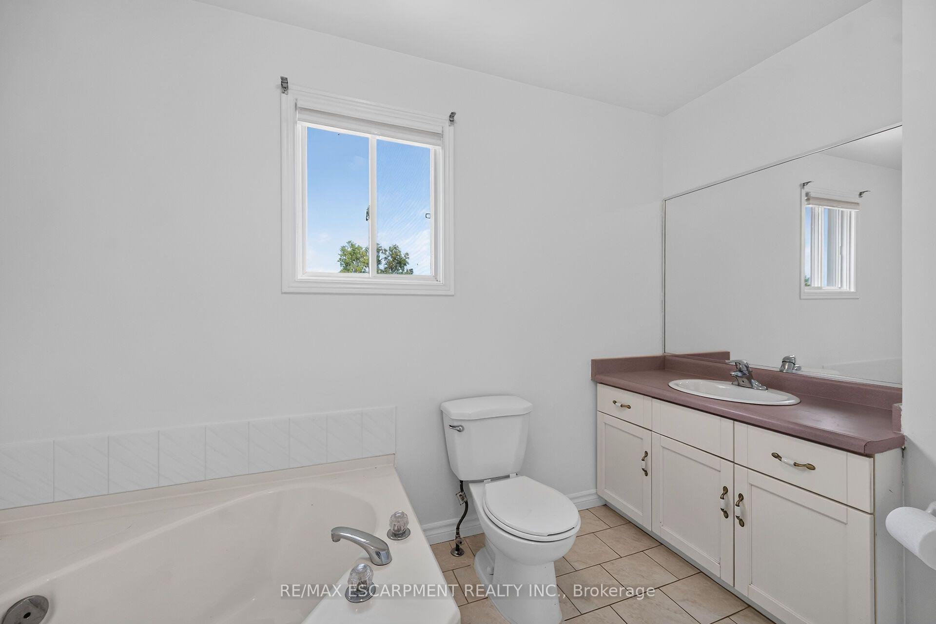 Photo 23 of 21 Springgarden Crescent, Hamilton, Stoney Creek Mountain — HOMEH