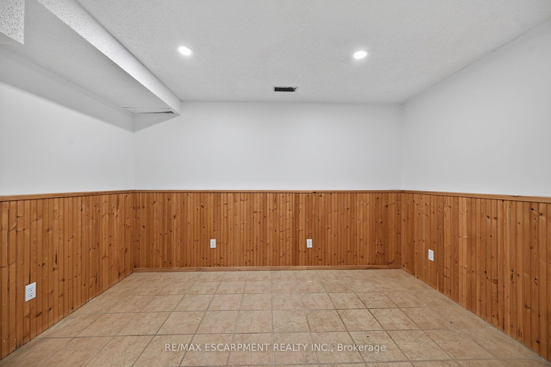 Photo 33 of 21 Springgarden Crescent, Hamilton, Stoney Creek Mountain — HOMEH