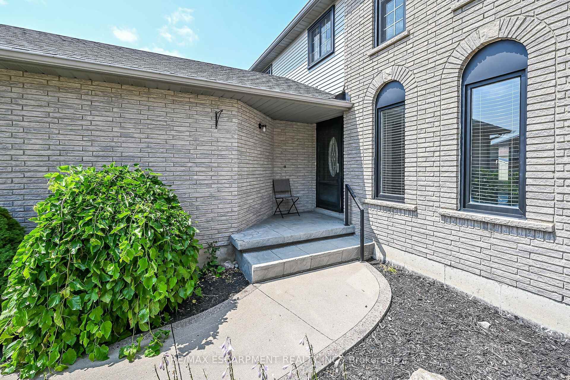 Photo 37 of 21 Springgarden Crescent, Hamilton, Stoney Creek Mountain — HOMEH