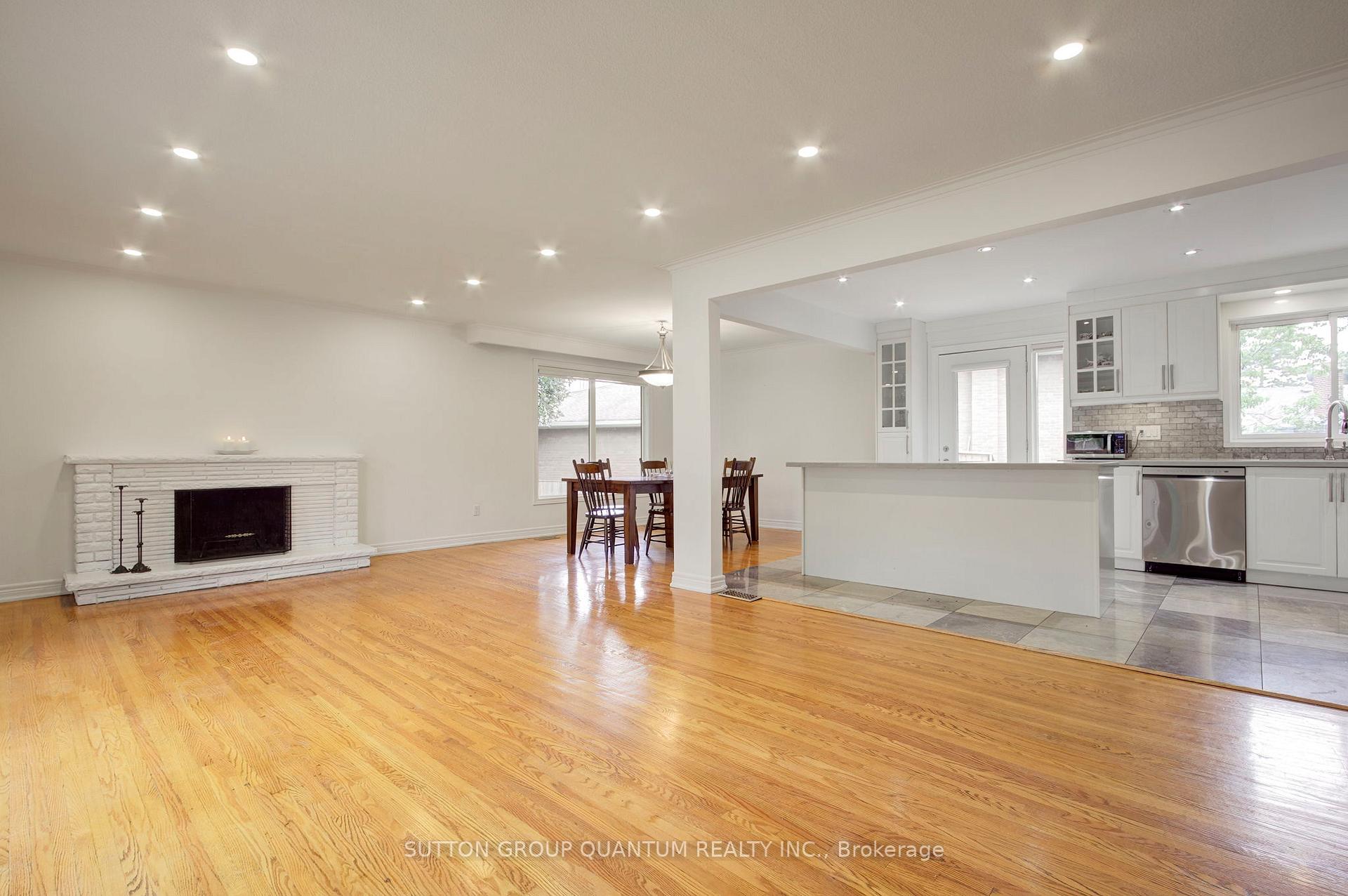 Photo 11 of 3456 Riverspray Crescent, Mississauga, Applewood — HOMEH