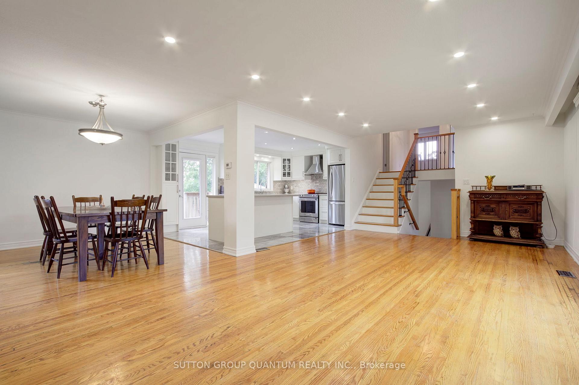 Photo 12 of 3456 Riverspray Crescent, Mississauga, Applewood — HOMEH