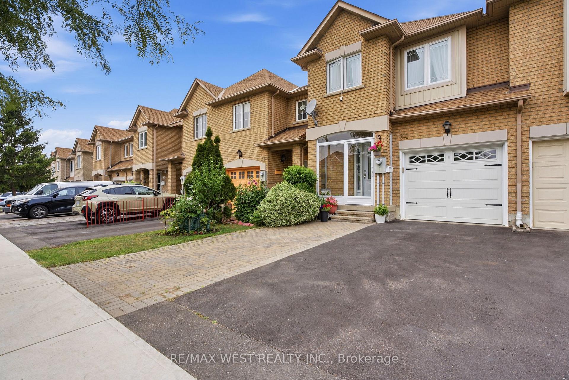 Photo 2 of 34 Wycombe Rd, North York, Downsview-Roding-CFB — HOMEH