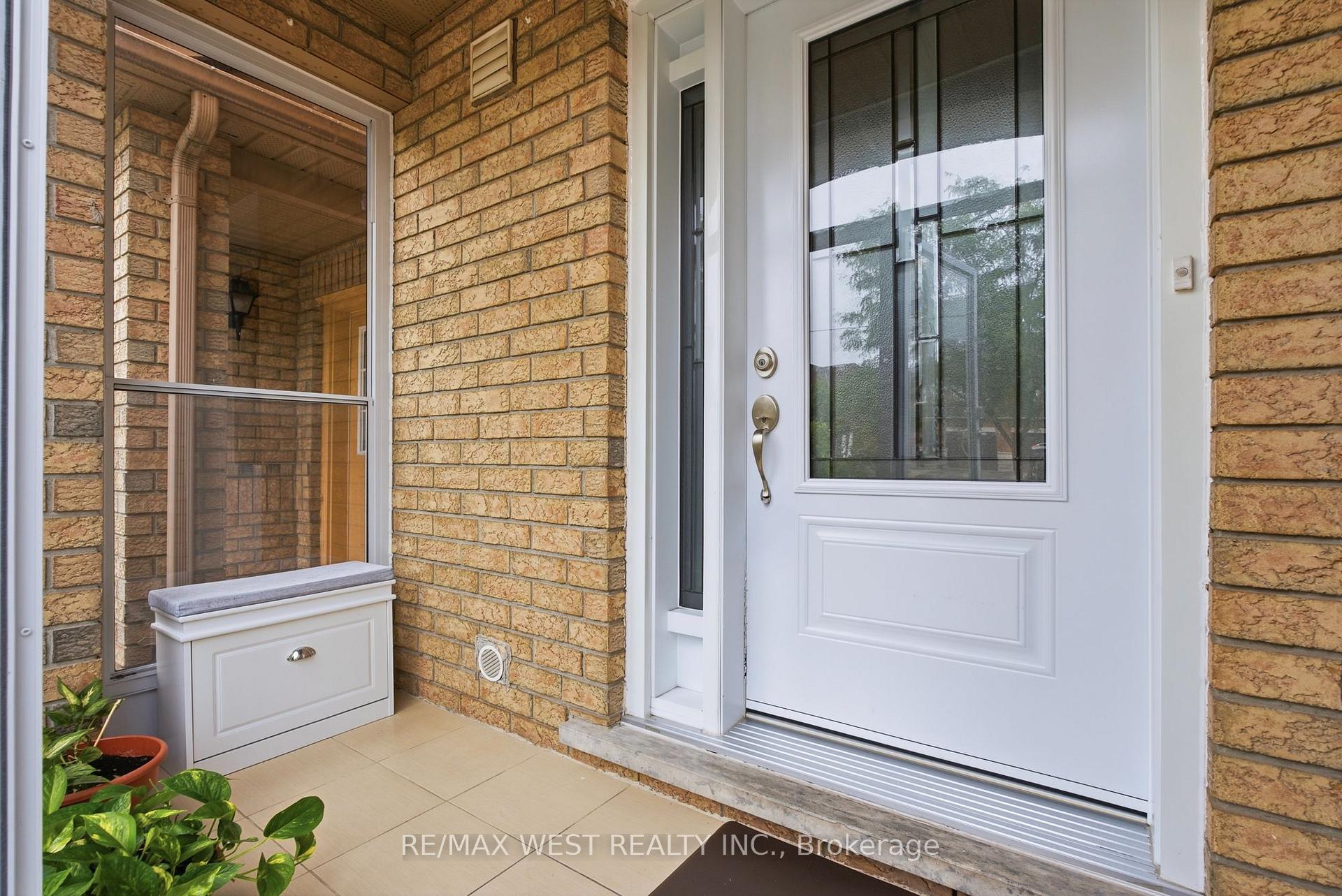 Photo 3 of 34 Wycombe Rd, North York, Downsview-Roding-CFB — HOMEH