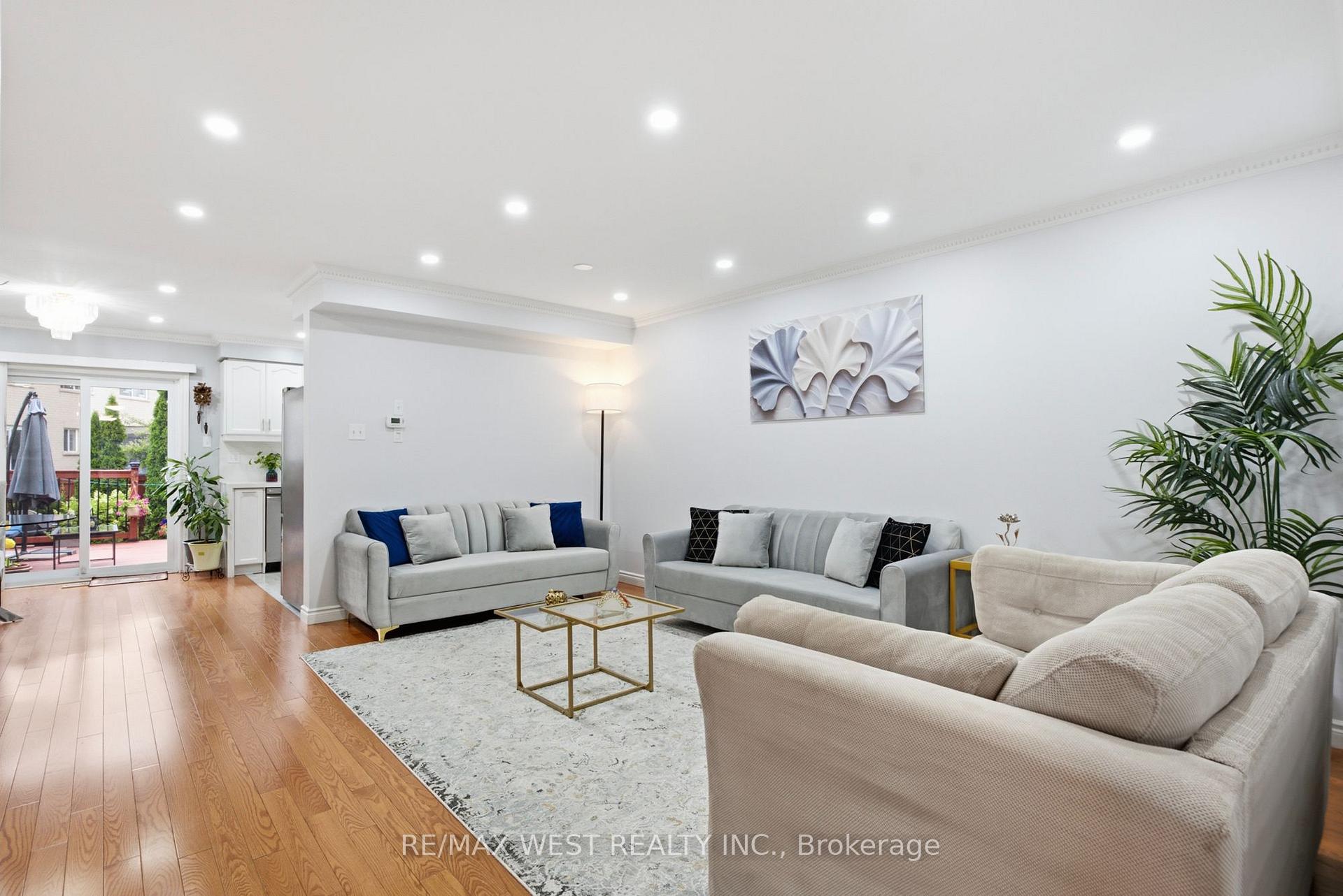 Photo 5 of 34 Wycombe Rd, North York, Downsview-Roding-CFB — HOMEH