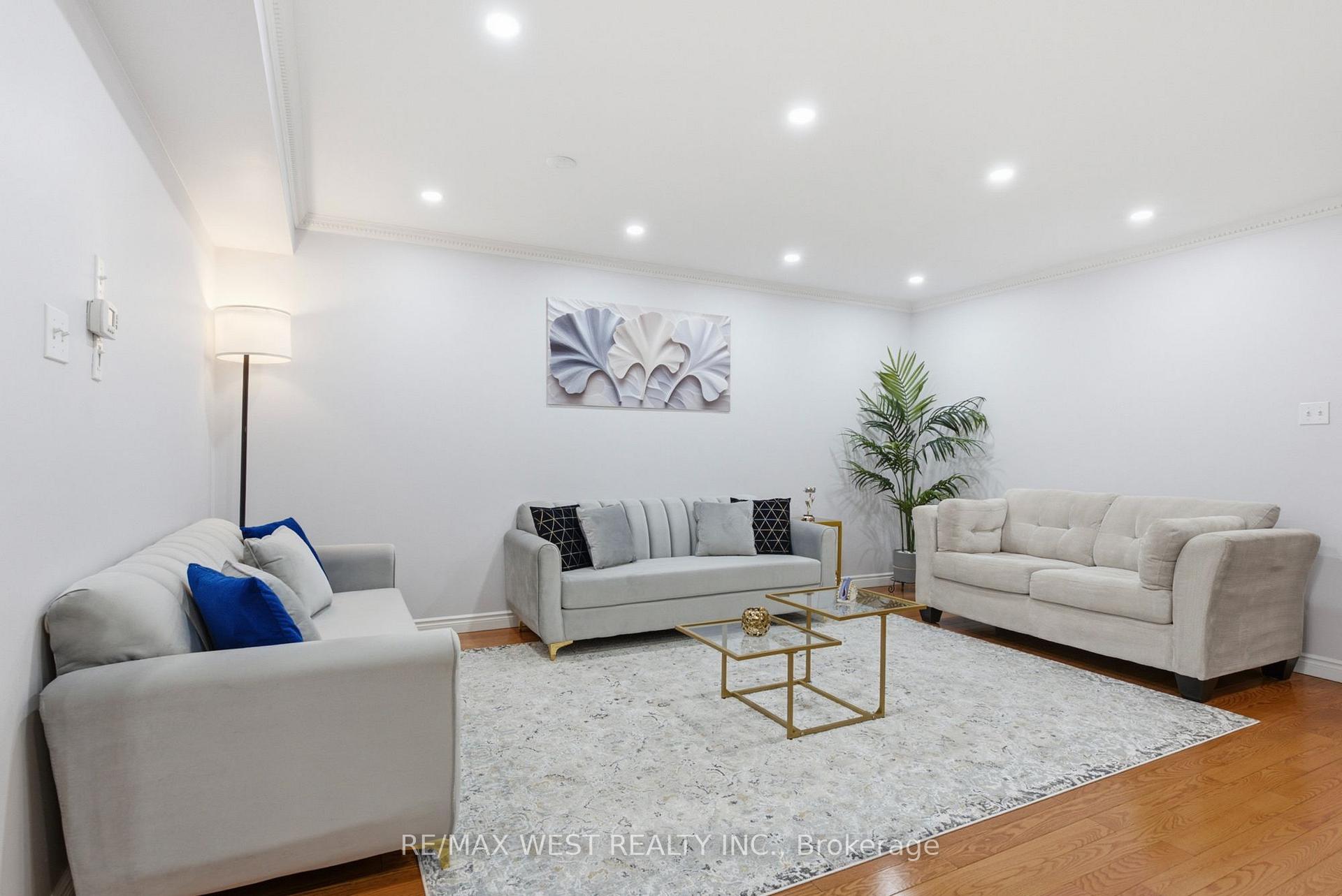 Photo 6 of 34 Wycombe Rd, North York, Downsview-Roding-CFB — HOMEH