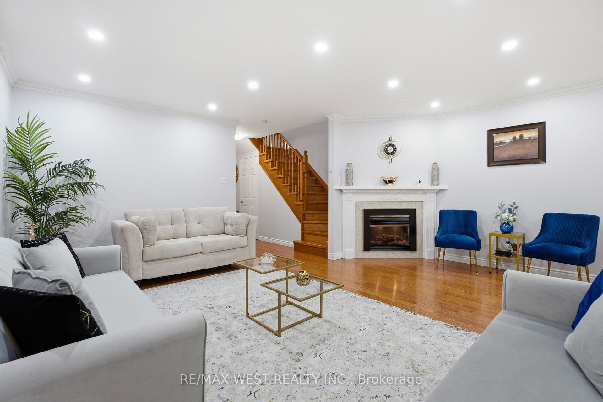 Photo 8 of 34 Wycombe Rd, North York, Downsview-Roding-CFB — HOMEH