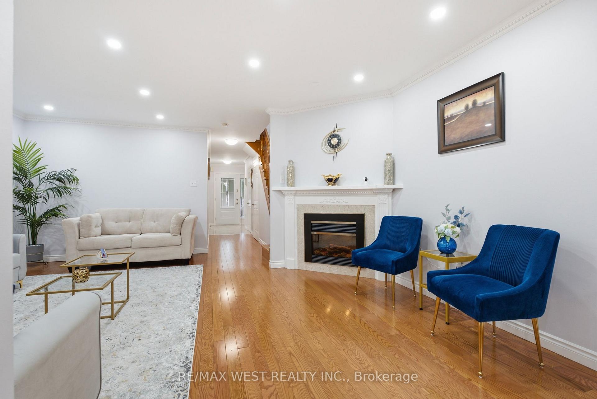 Photo 10 of 34 Wycombe Rd, North York, Downsview-Roding-CFB — HOMEH